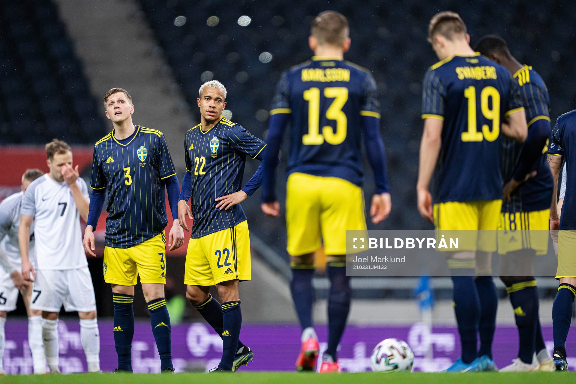Joakim Nilsson and Robin Quaison of Sweden