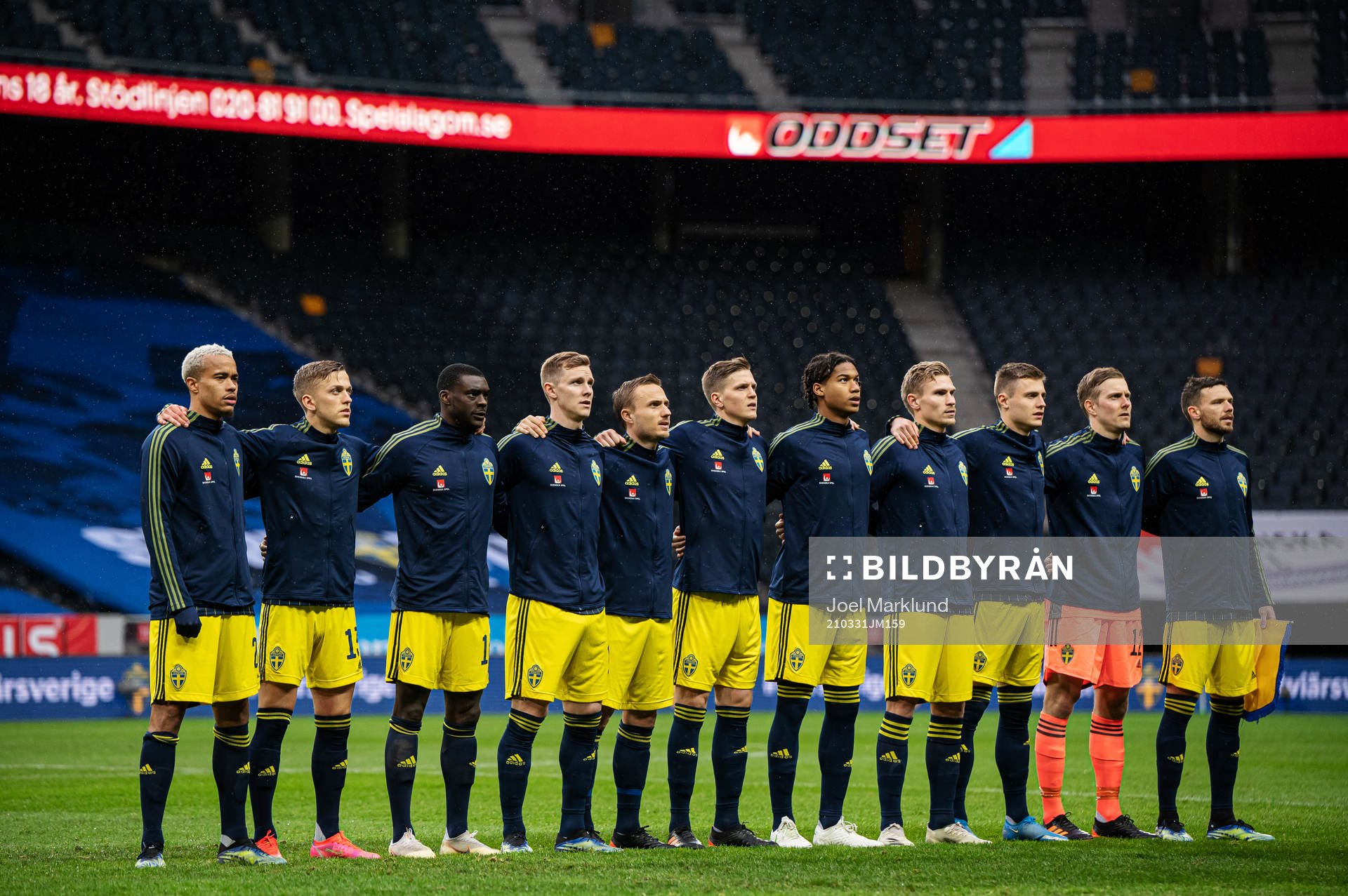 The players of Sweden singing the national anthem