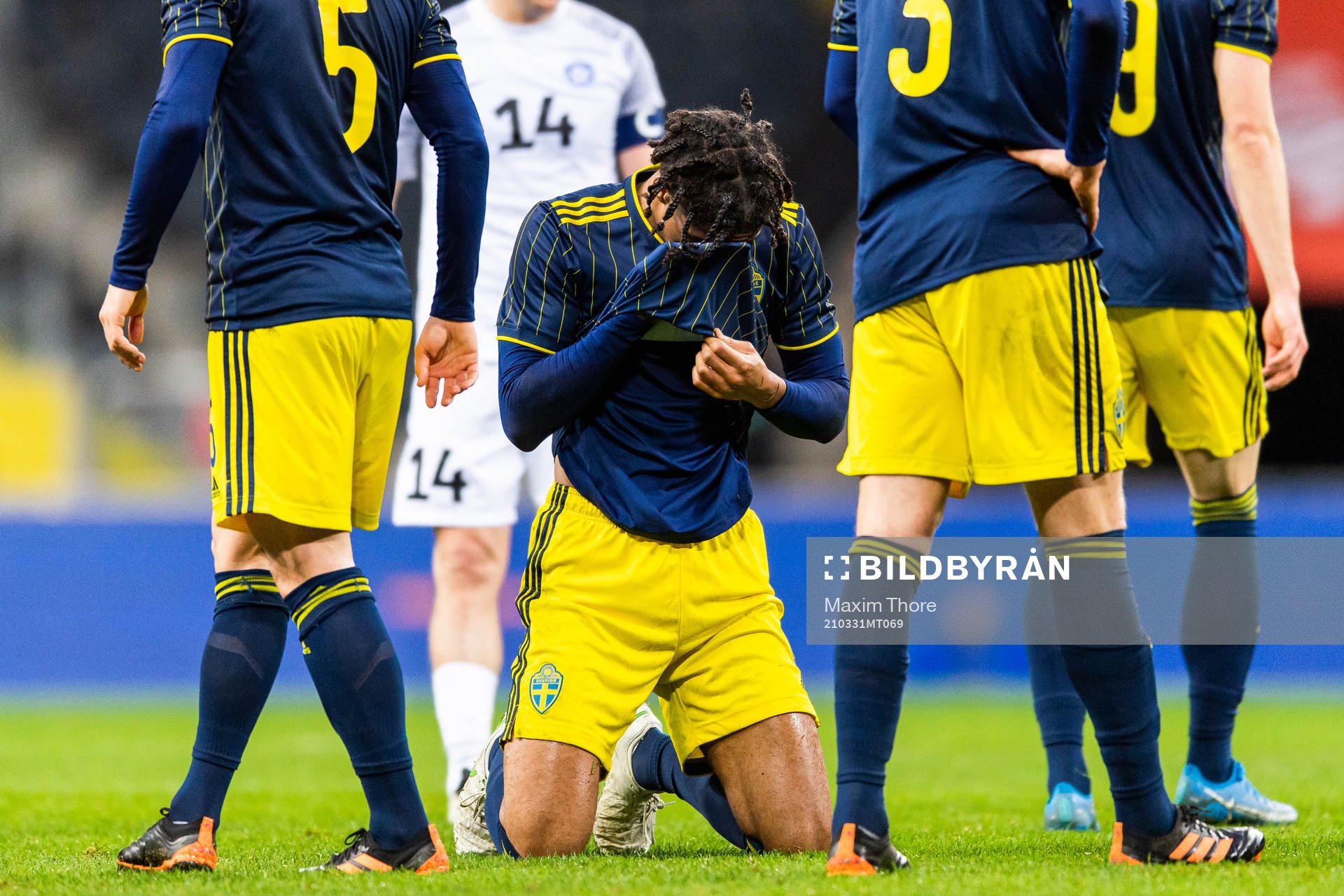 Jens-Lys Cajuste of Sweden in pain