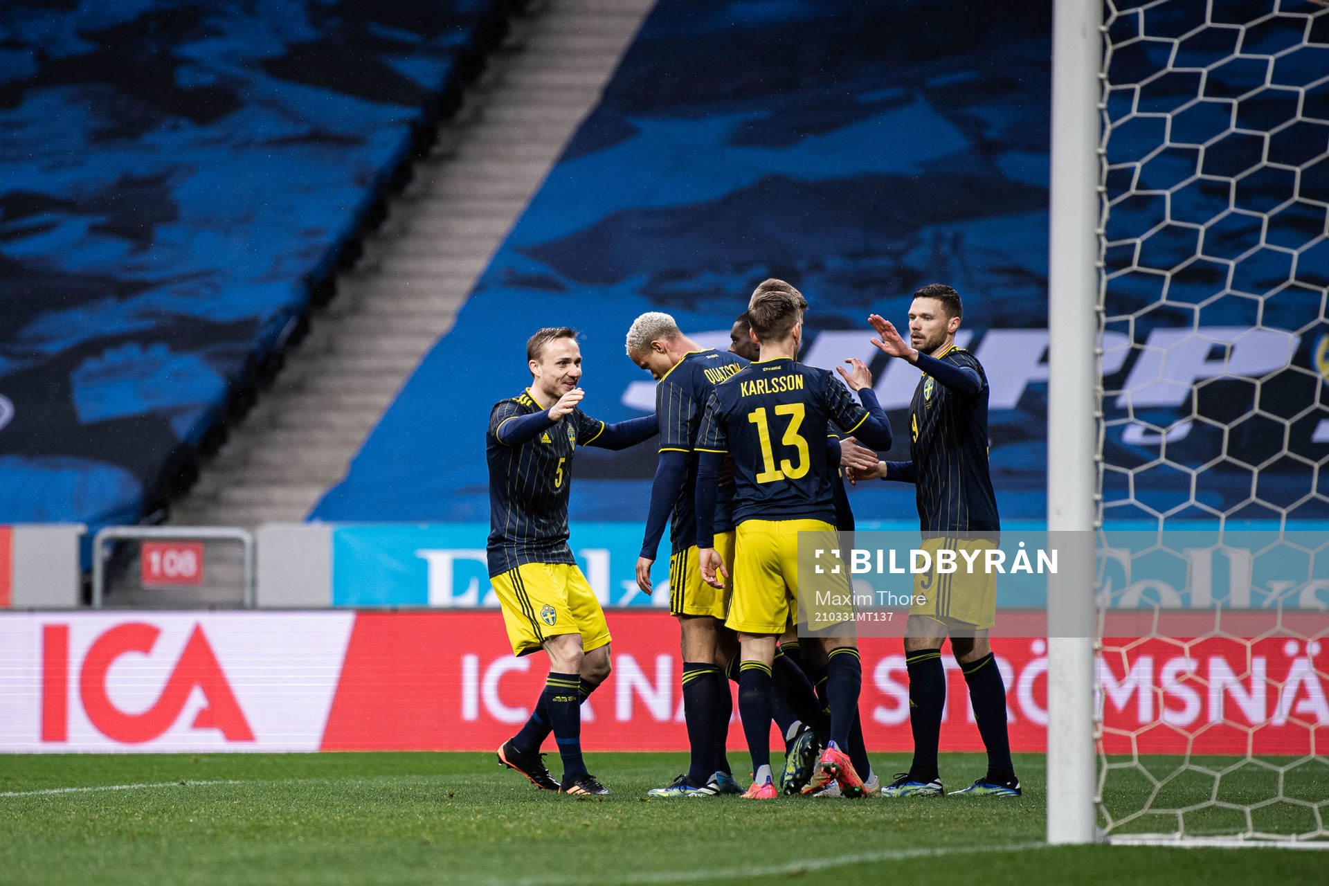 Marcus Berg of Sweden celebrate the 1-0 goal with teammates