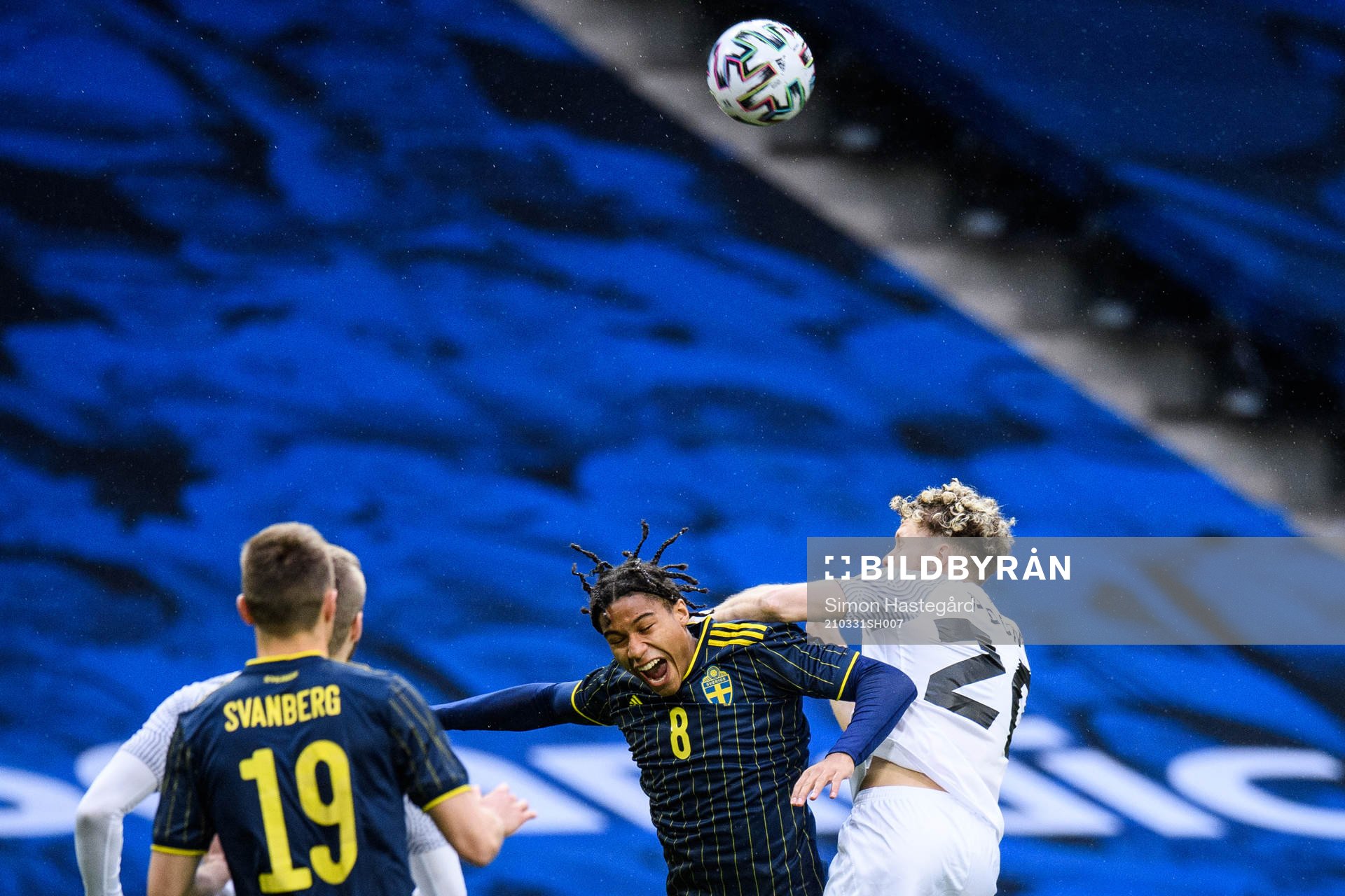 Jens-Lys Cajuste of Sweden and Markus Poom of Estonia