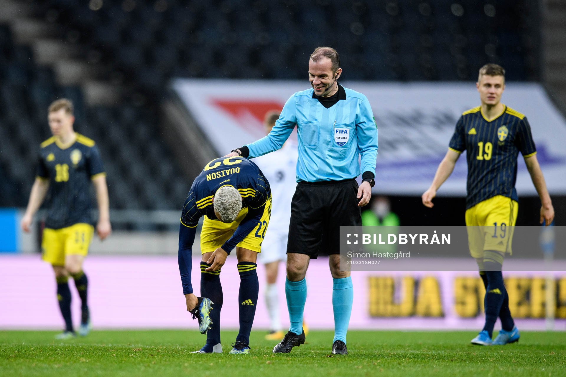 Robin Quaison of Sweden and referee Marco Fritz during the international friendly football match between Sweden and Estonia on March 31, 2021 in Stockholm. 