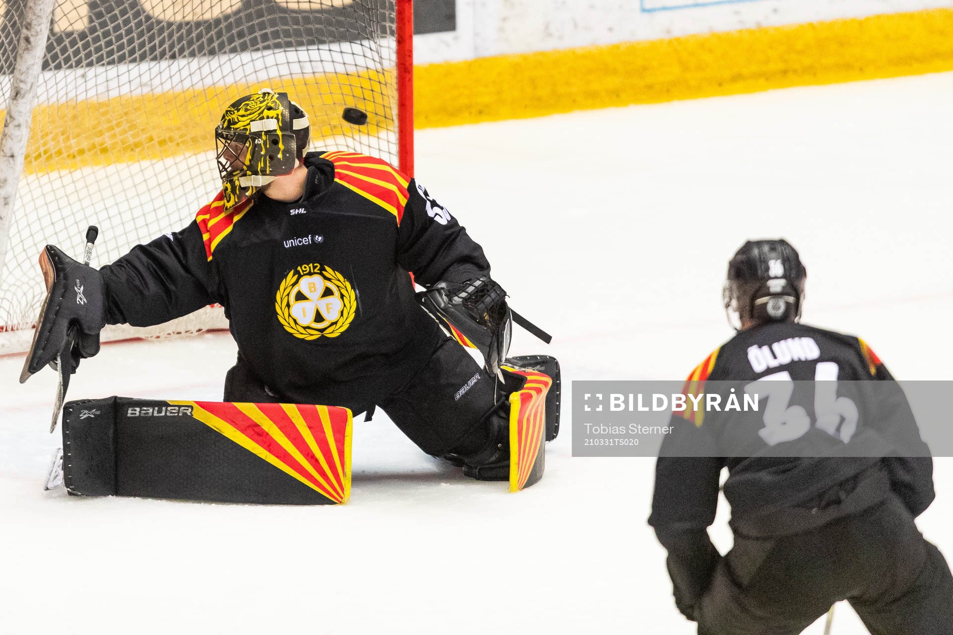 Brynäs målvakt Samuel Ersson ser pucken gå in till 4-0