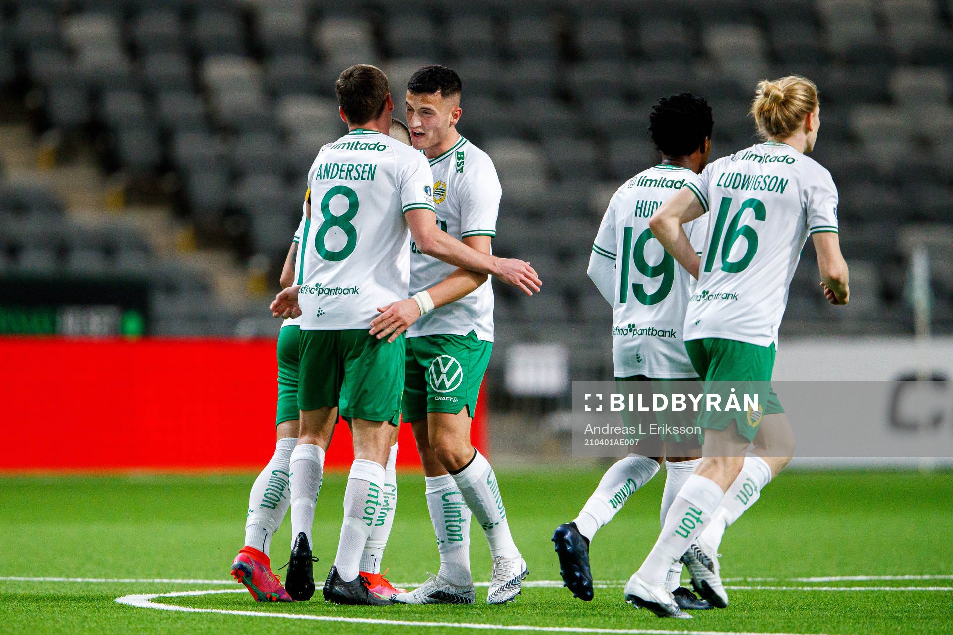 Hammarbys Jeppe Andersen och Astrit Selmani jublar