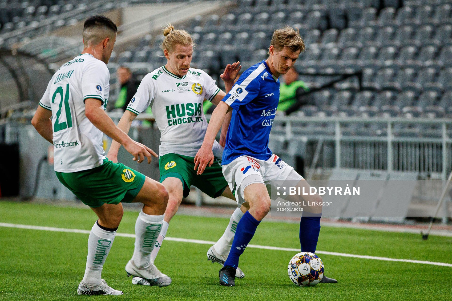 Hammarbys Astrit Selmani och Gustav Ludwigson försvar mot
