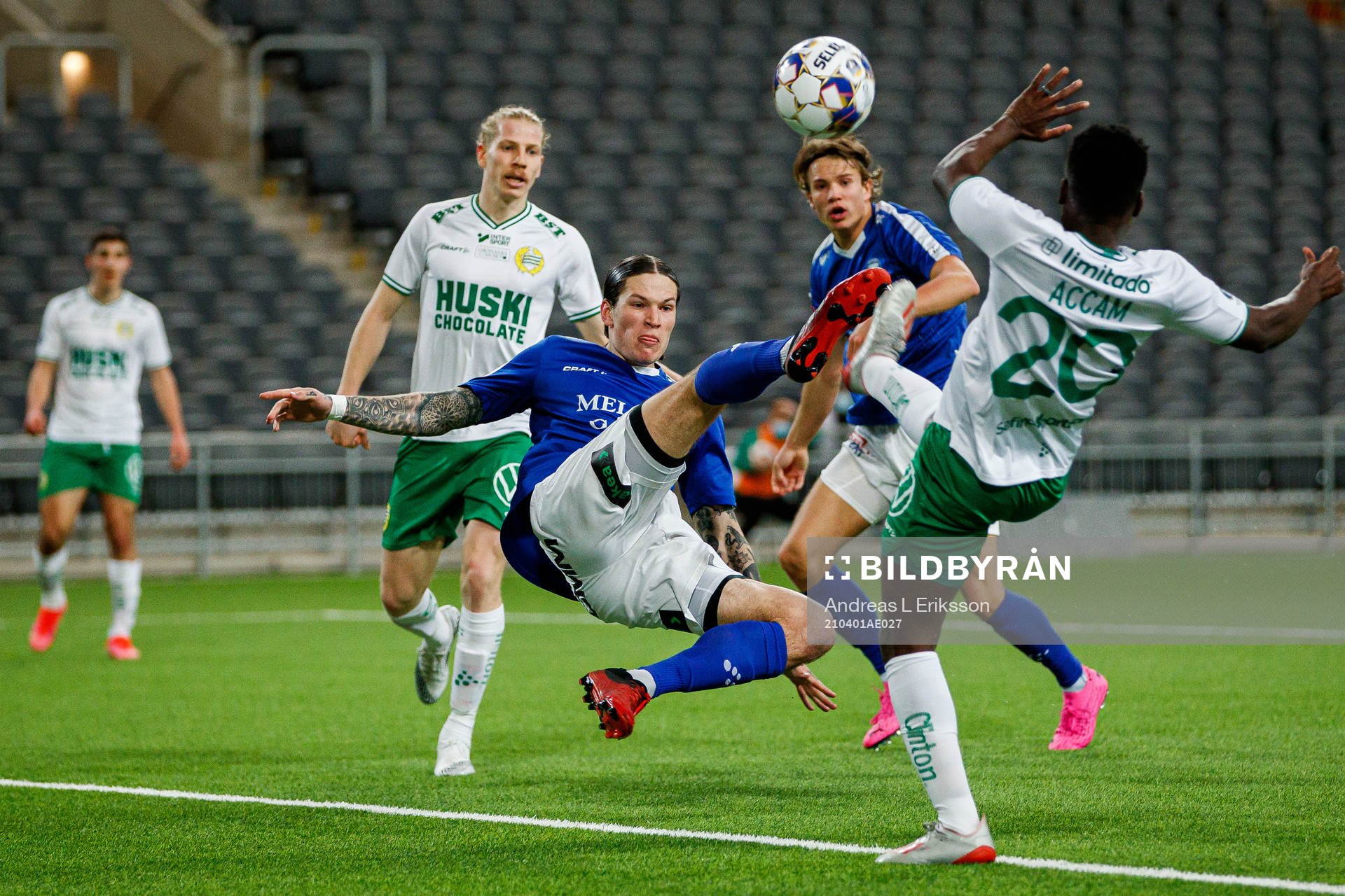 Hammarbys Gustav Ludwigson och David Accam försvarar mot