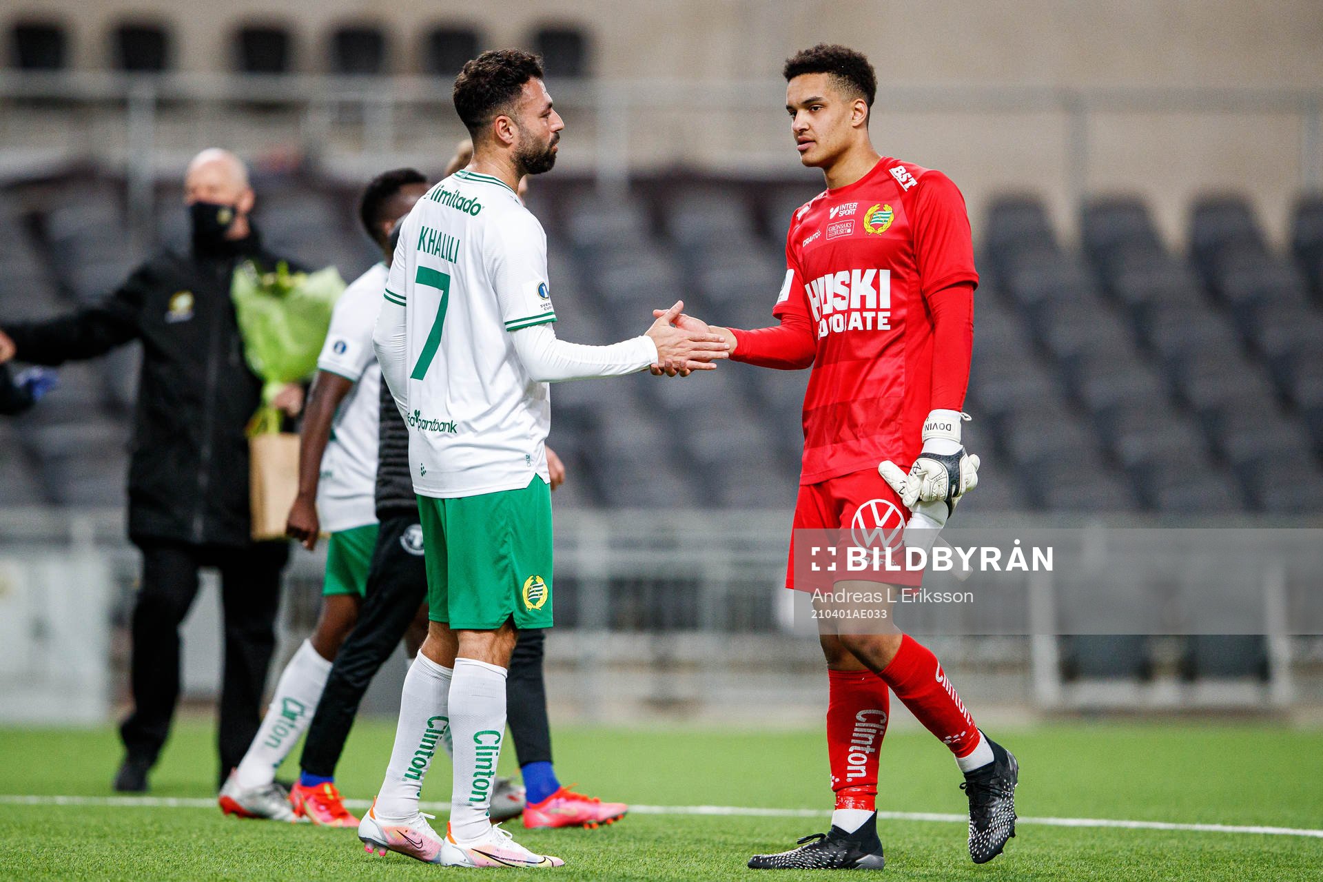 Hammarbys Imad Khalili och målvakt Oliver Dovin jublar