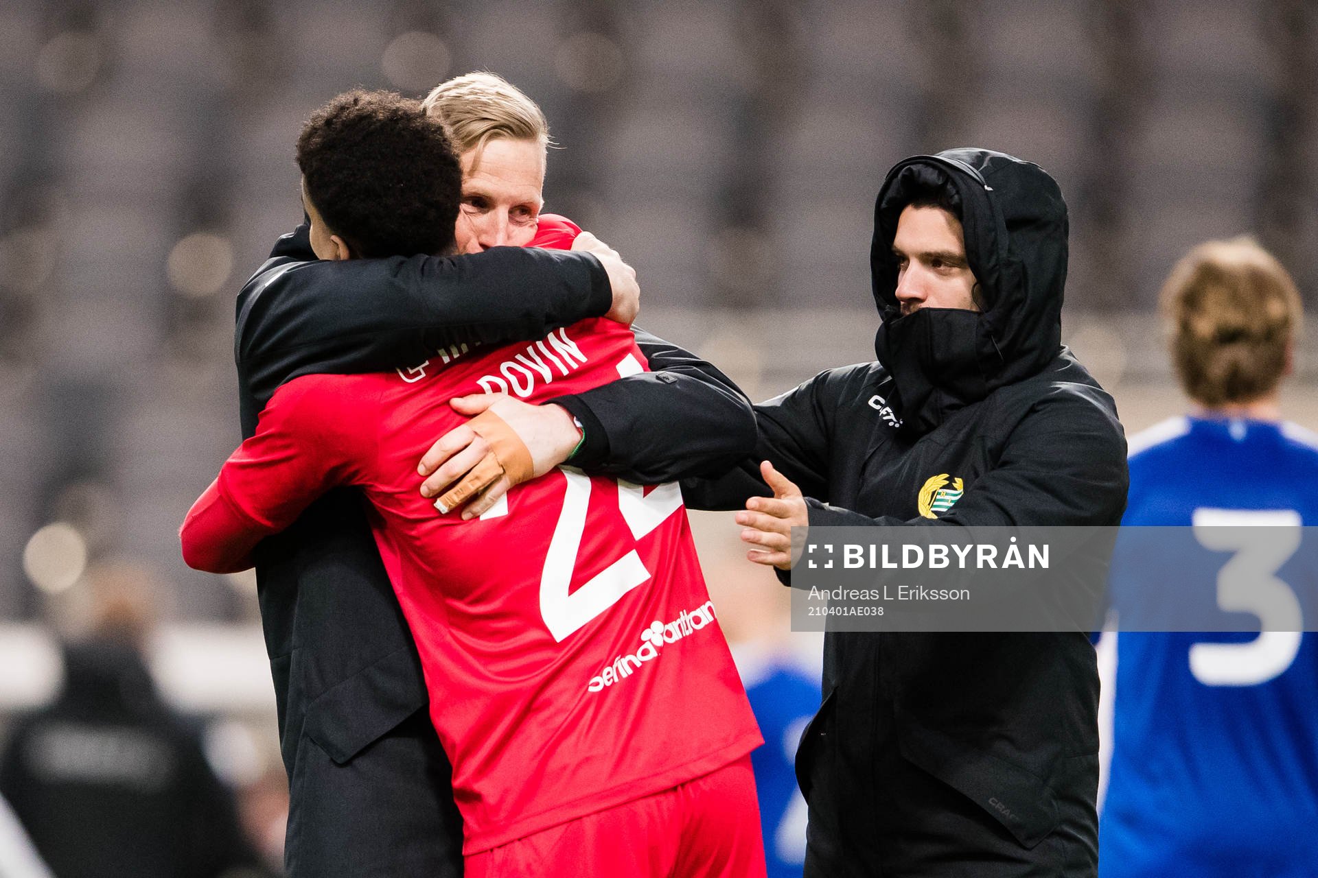 Hammarbys målvakt Oliver Dovin jublar