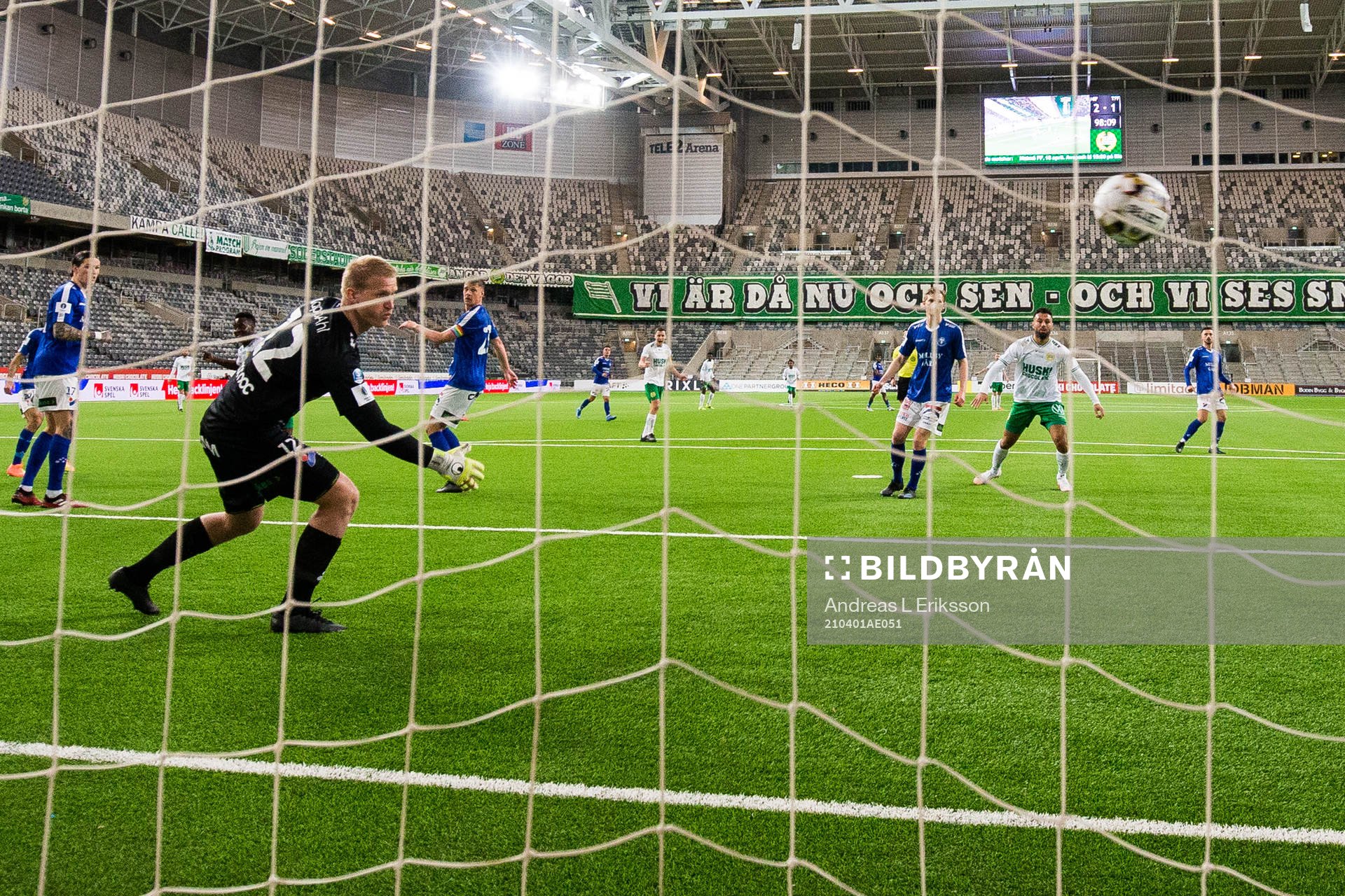 Trelleborgs målvakt Hampus Nilsson ser bollen gå in till