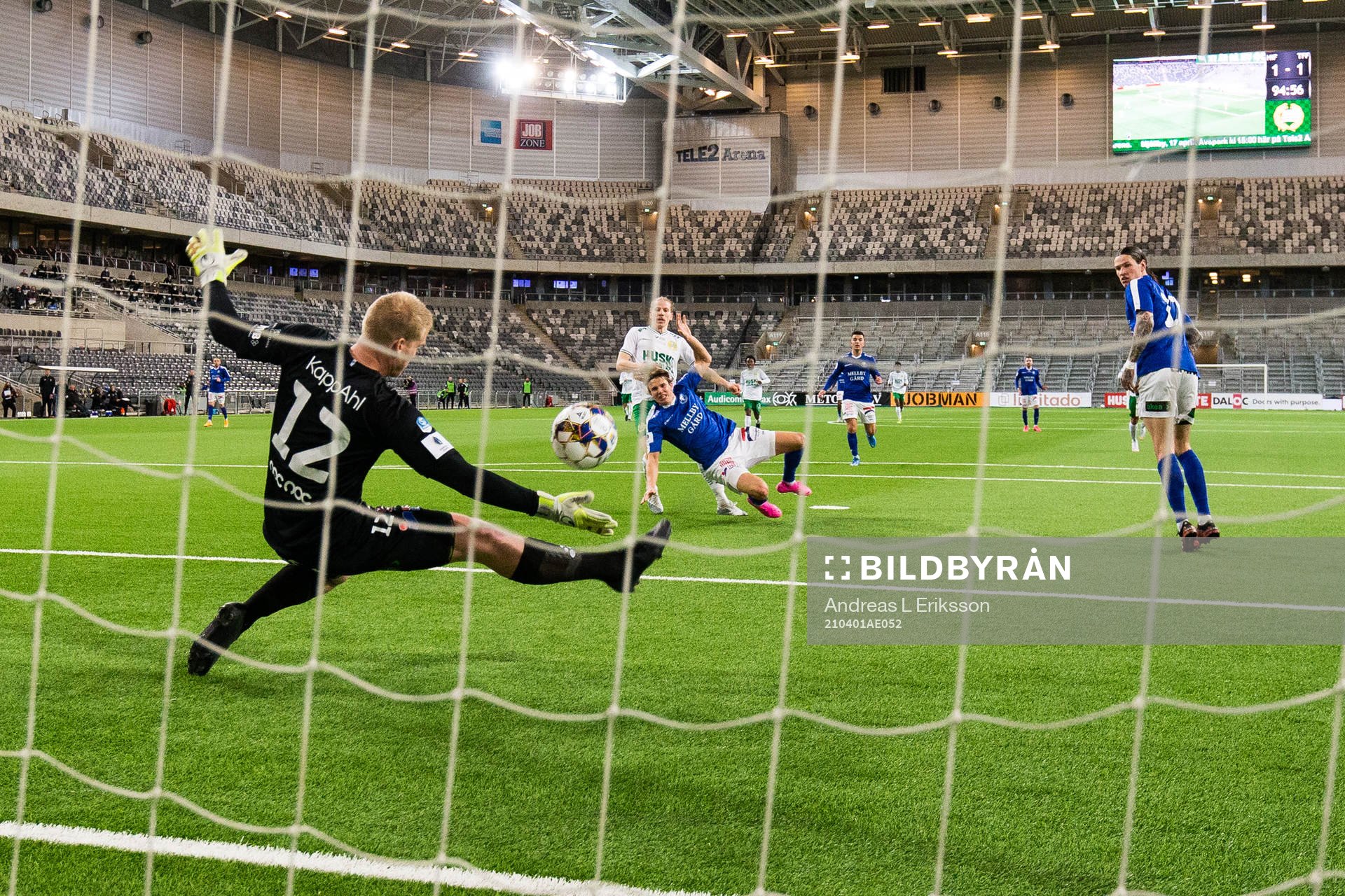 Trelleborgs målvakt Hampus Nilsson med en räddning