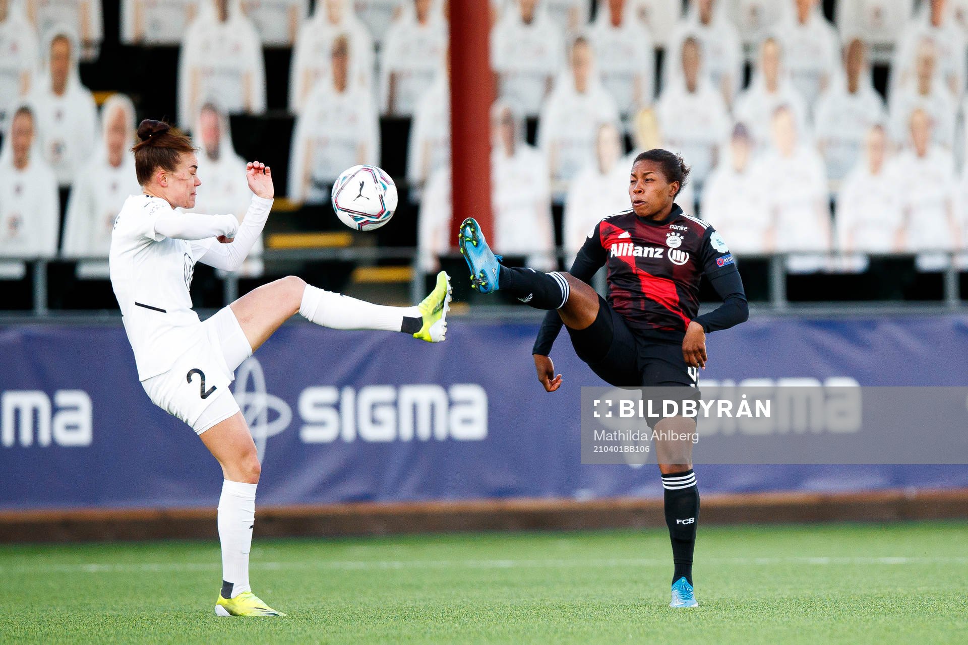 Katrine Veje of Rosengård and Lineth Beerensteyn of Bayern