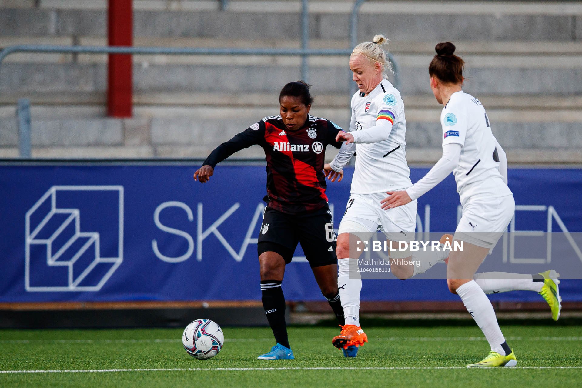 Lineth Beerensteyn of Bayern Munich and Caroline Seger of