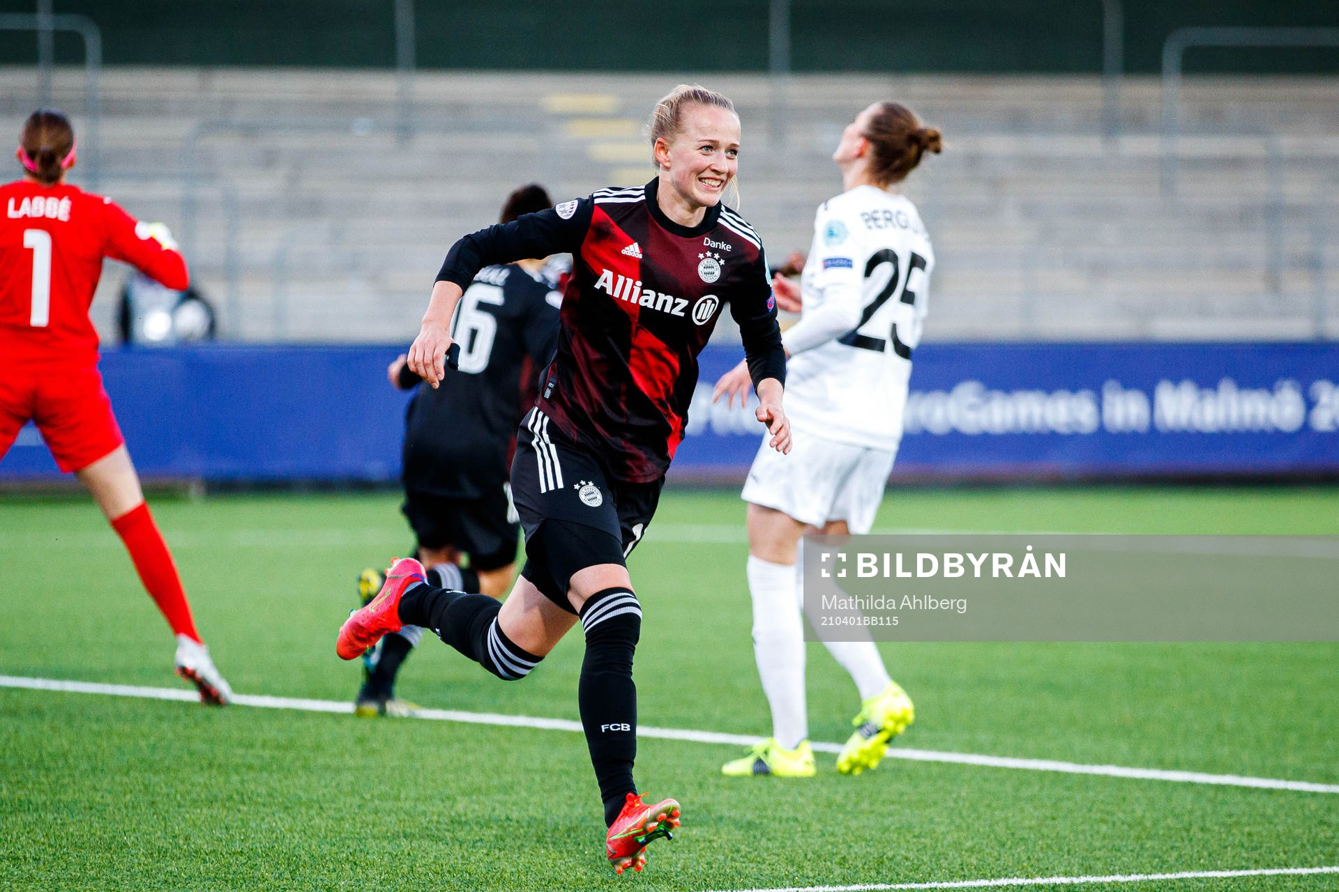 Lea Schüller of Bayern Munich celebrates the 0-1 goal