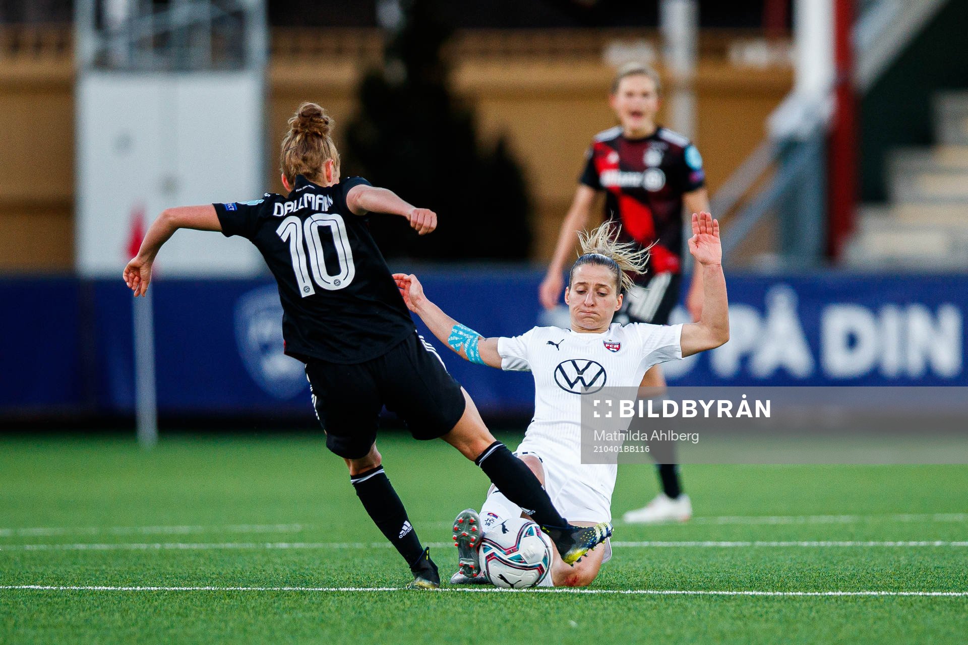 Linda Ballmann of Bayern Munich and Jelena Cankovic of