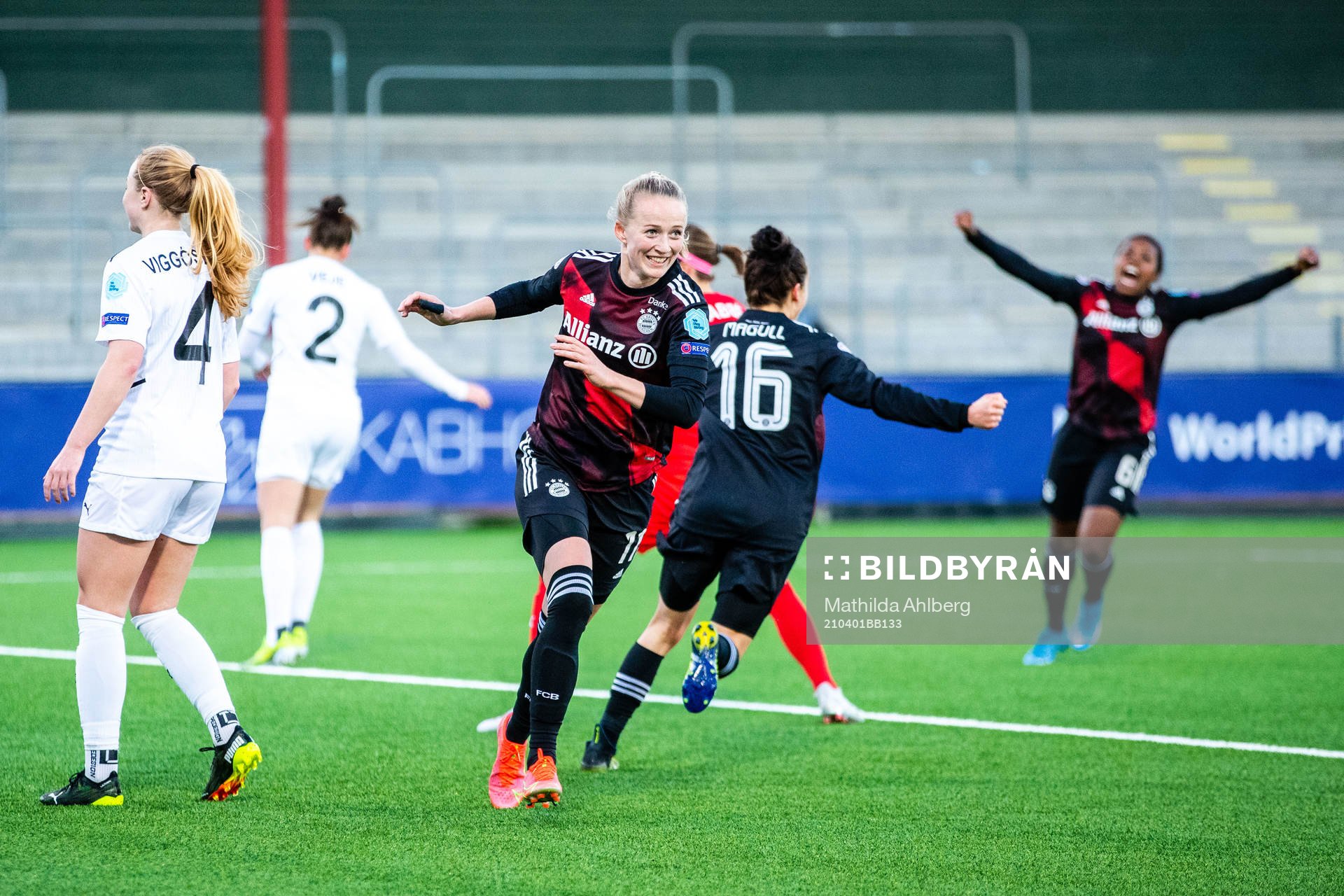 Lea Schüller of Bayern Munich celebrates