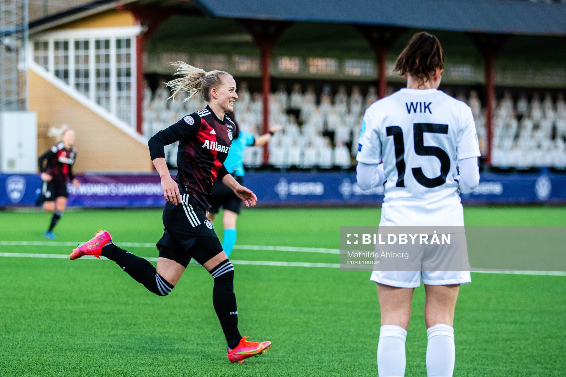 Lea Schüller of Bayern Munich celebrates and Jessica Wik