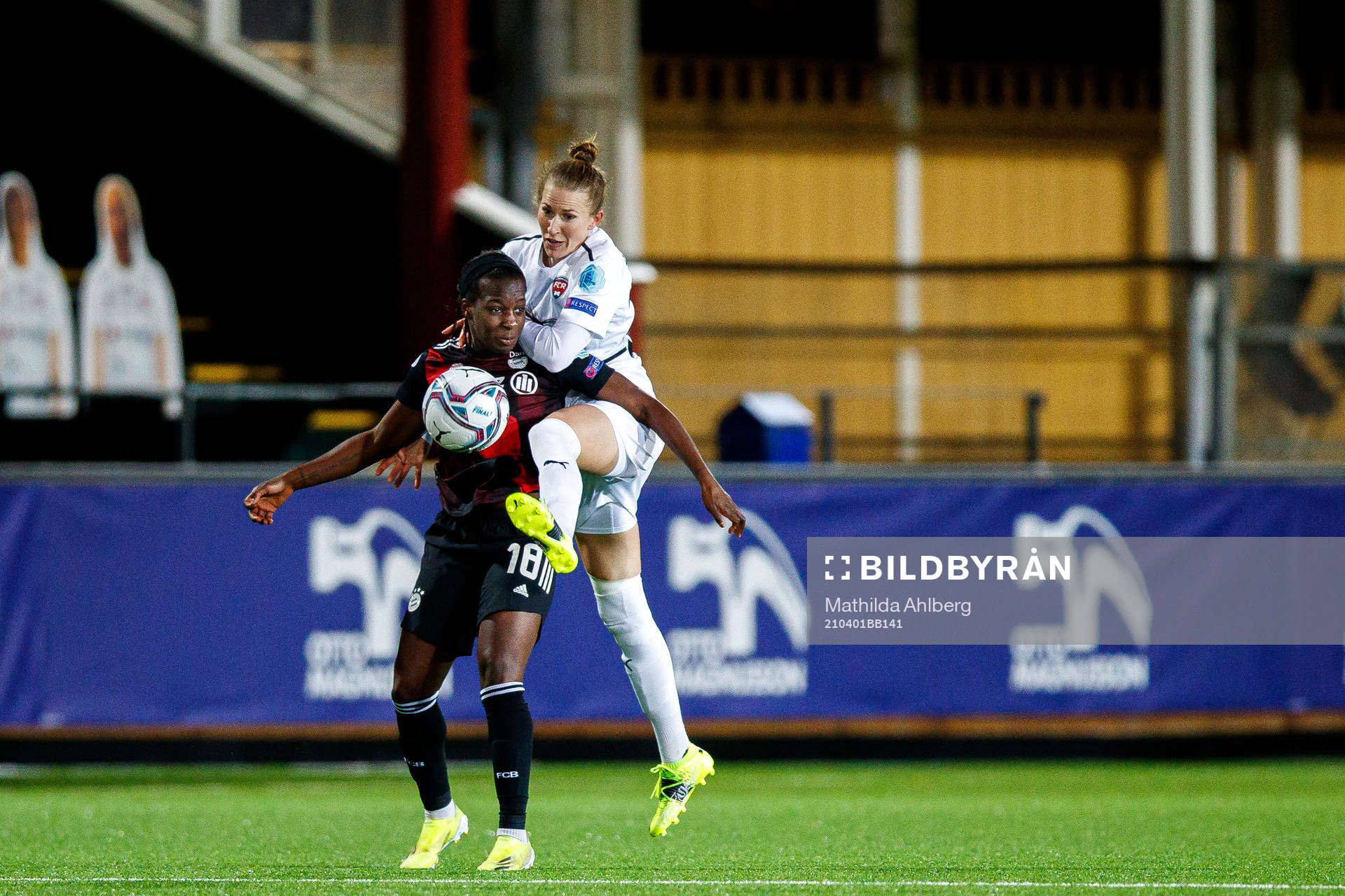 Viviane Asseyi of Bayern Munich and Emma Berglund of