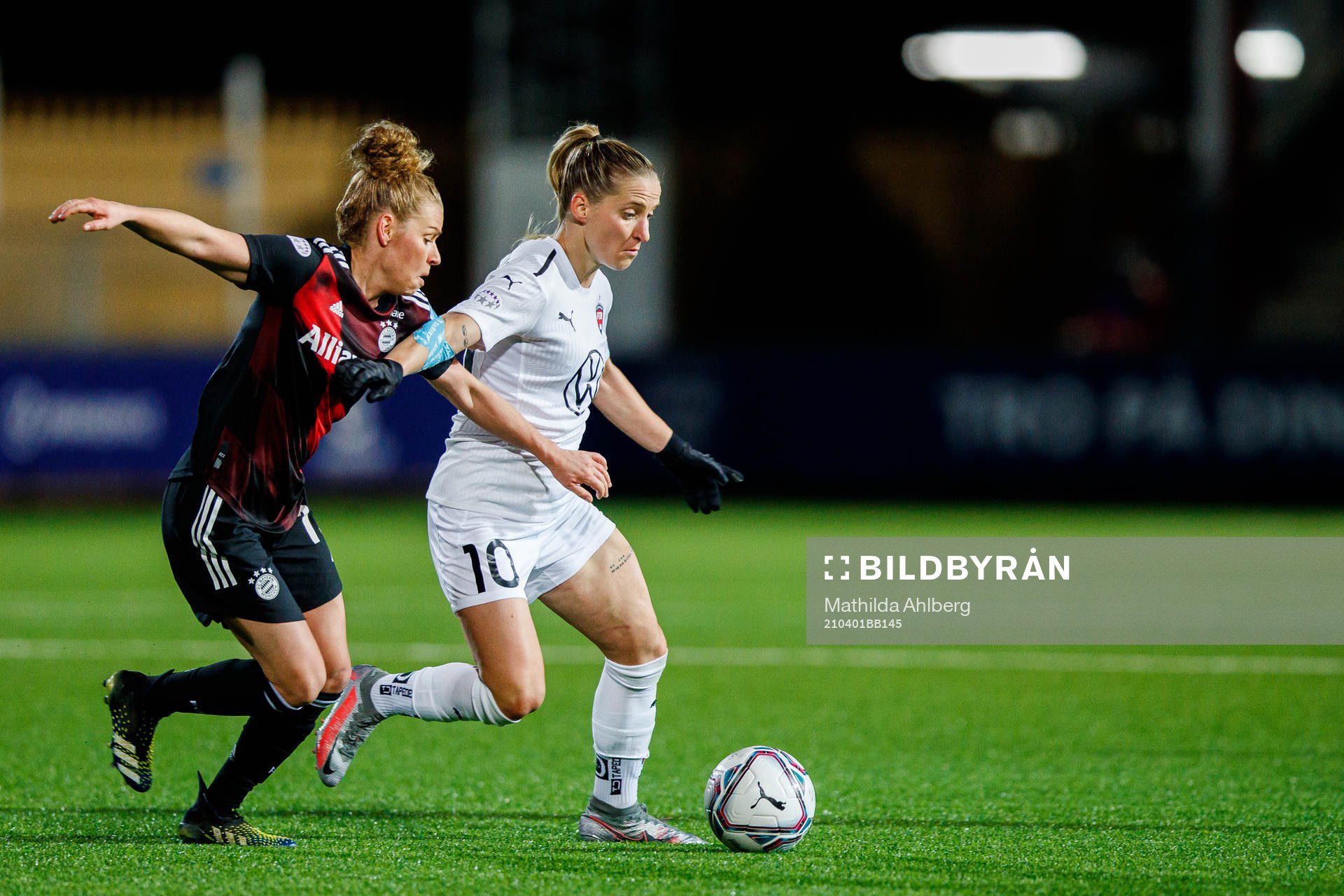 Linda Ballmann of Bayern Munich and Jelena Cankovic of