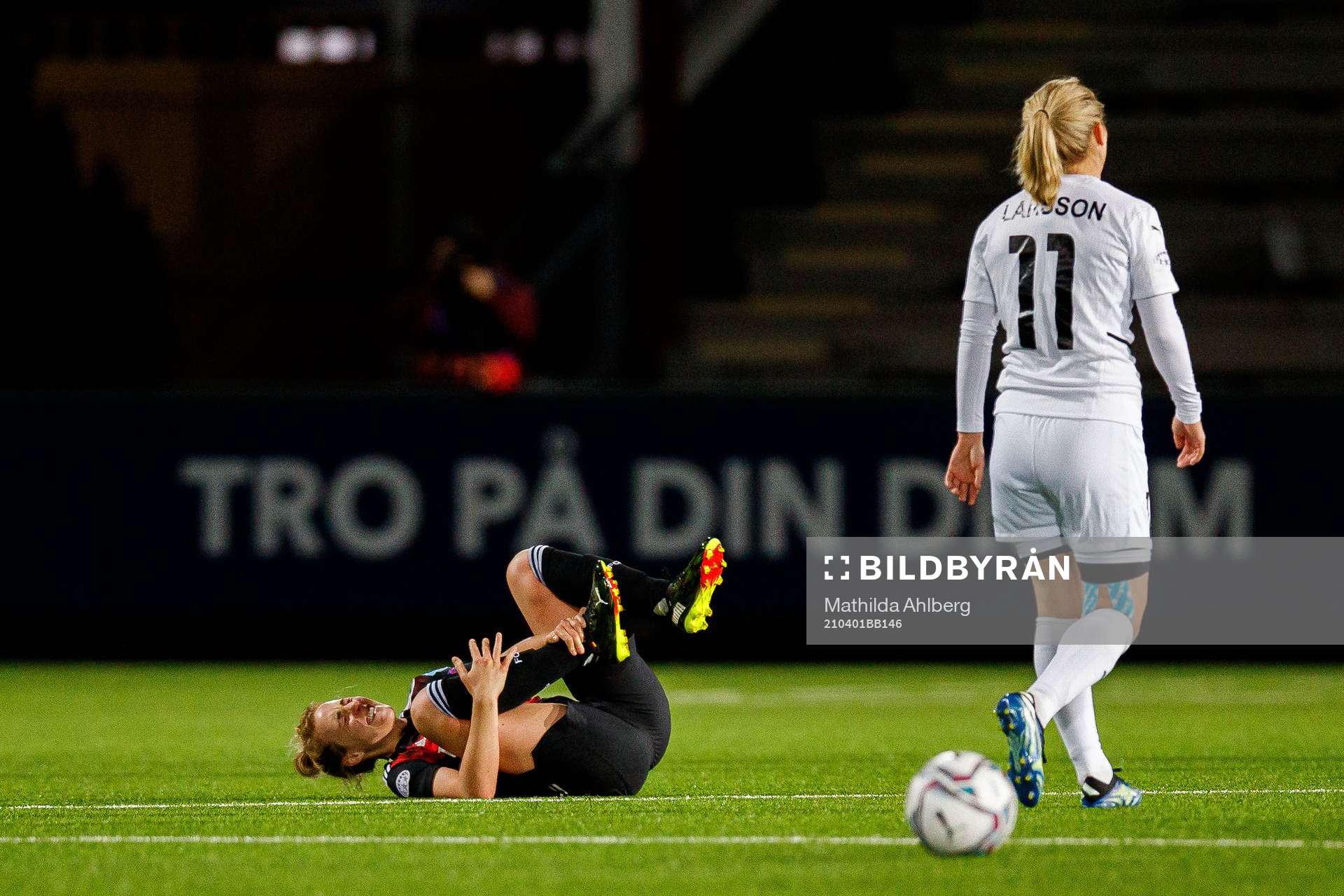 Carolin Simon of Bayern Munich in pain