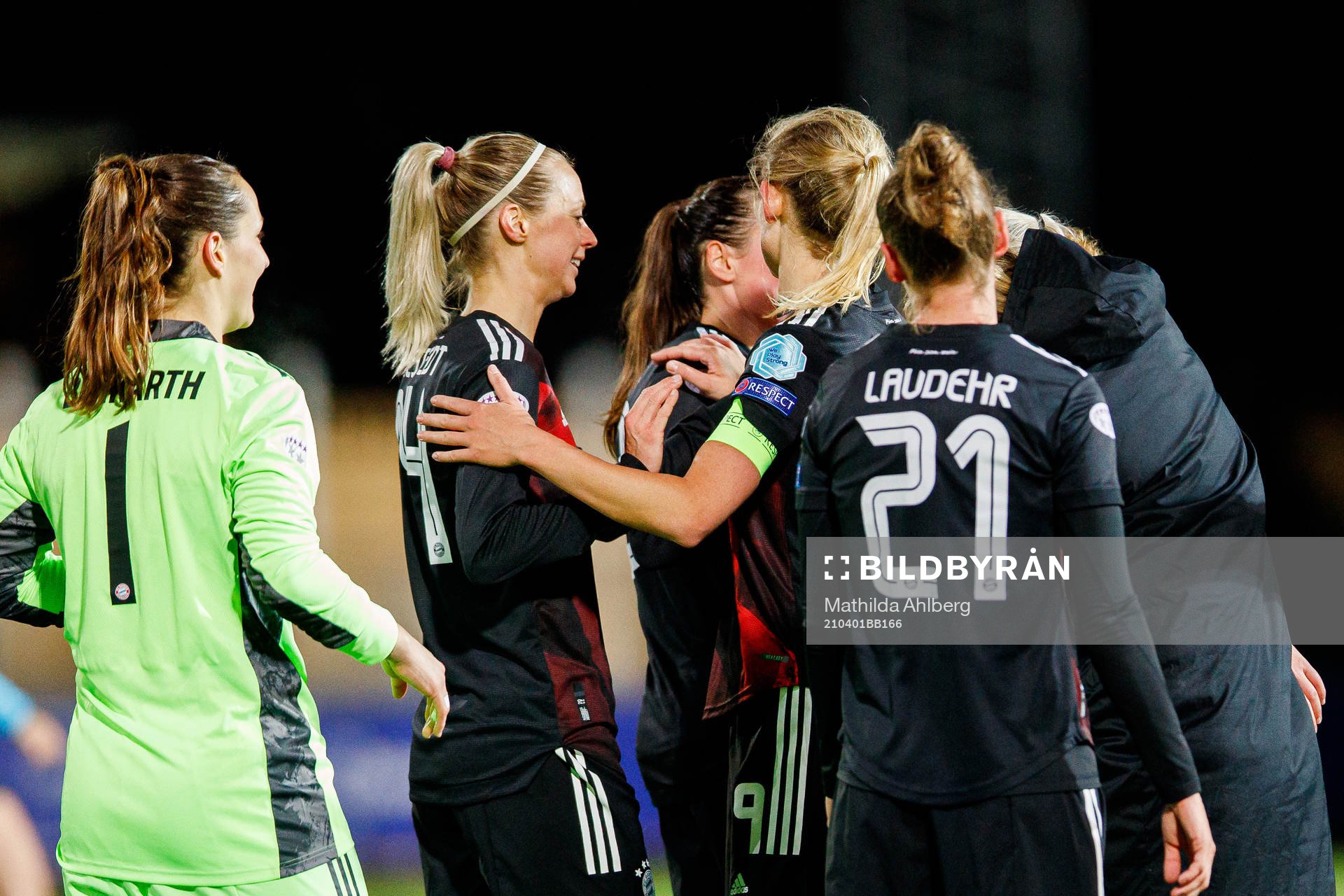 Amanda Ilestedt of Bayern Munich celebrates