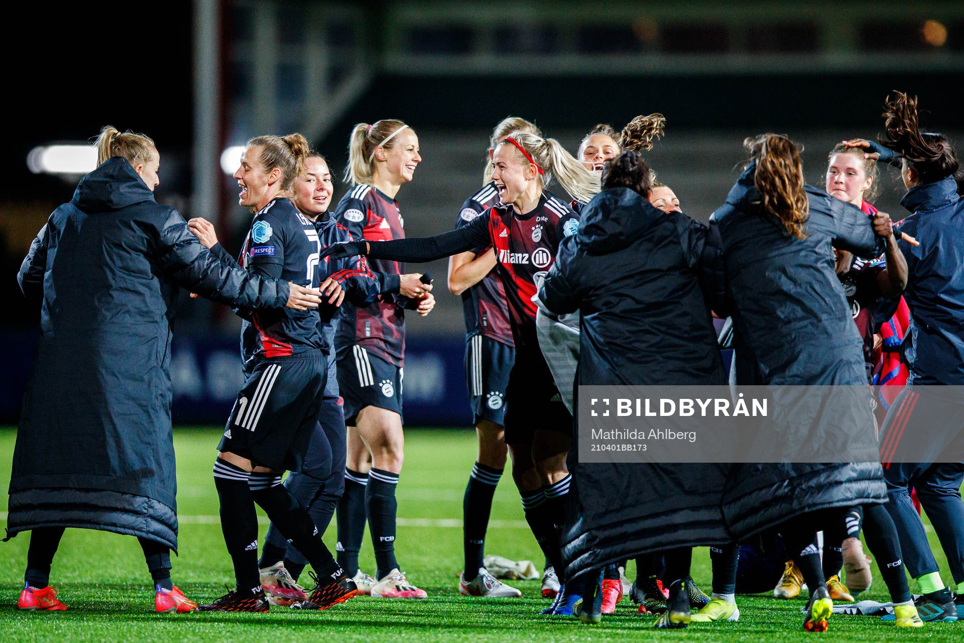 Amanda Ilestedt and Hanna Glas of Bayern Munich celebrates