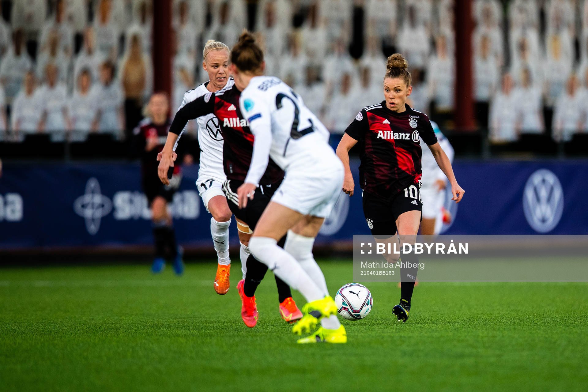 Caroline Seger of Rosengård and Linda Ballmann of Bayern