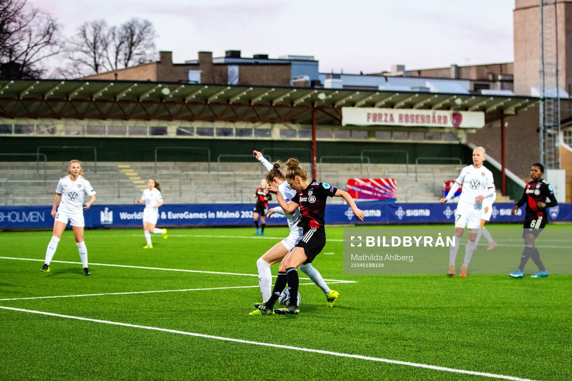 Hanna Bennison of Rosengård and Linda Ballmann of Bayern