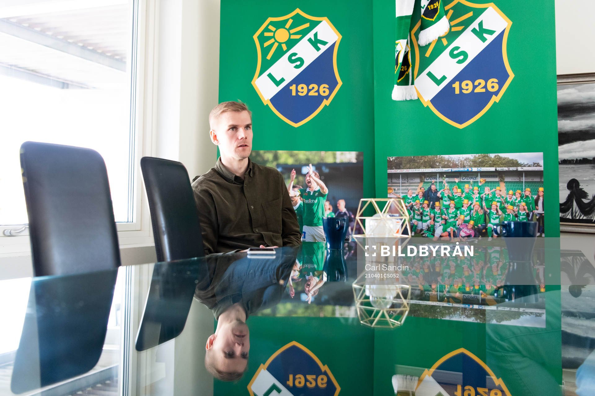 Ljungskiles tränare Erik Lund blir intervjuad