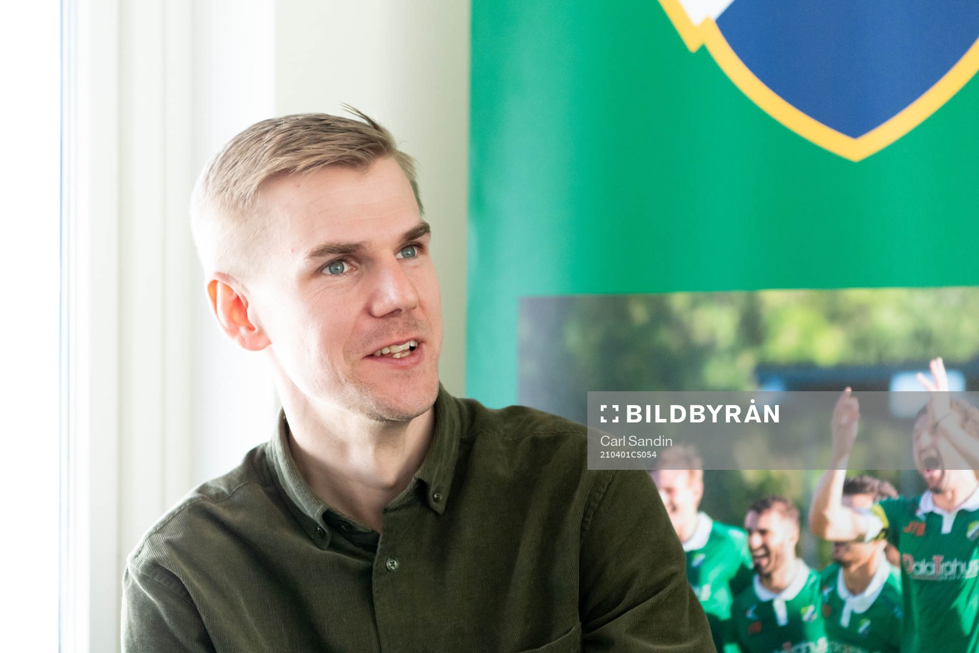 Ljungskiles tränare Erik Lund blir intervjuad