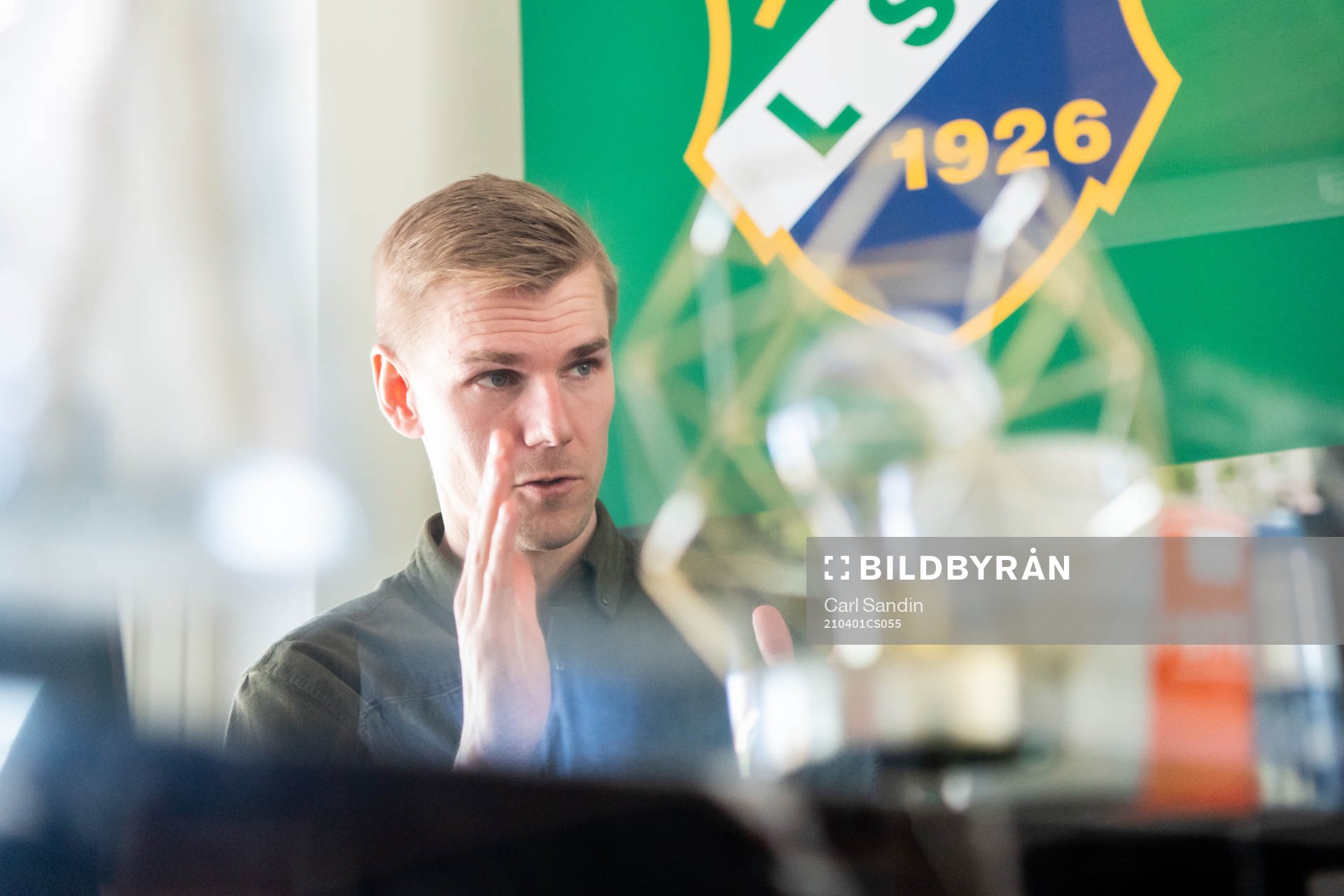 Ljungskiles tränare Erik Lund blir intervjuad