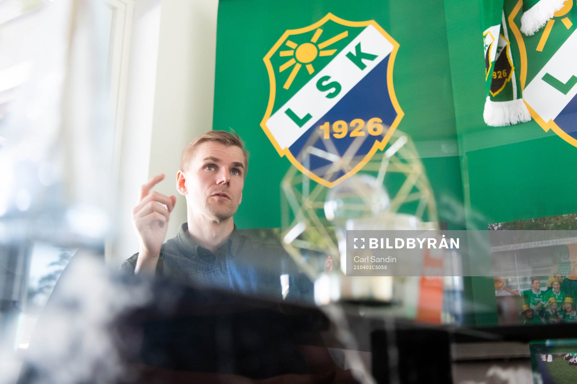 Ljungskiles tränare Erik Lund blir intervjuad