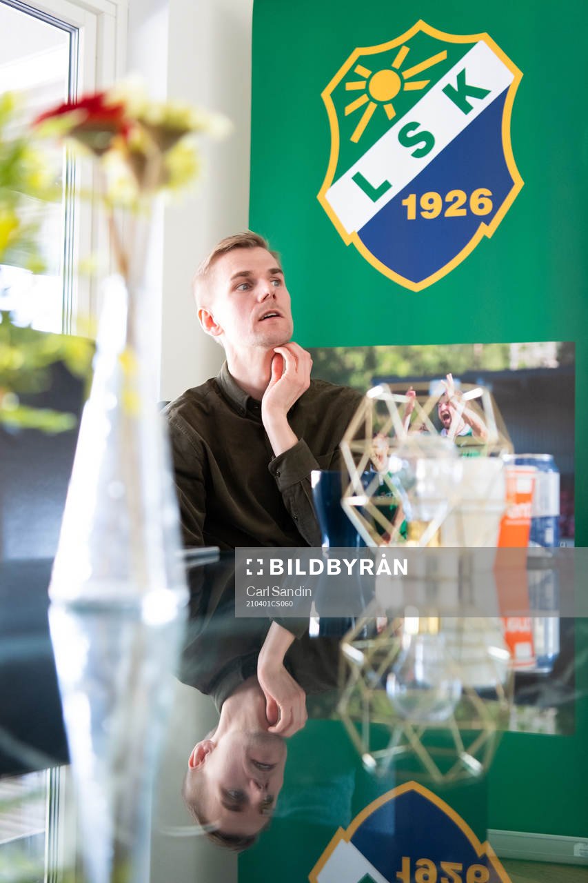 Ljungskiles tränare Erik Lund blir intervjuad