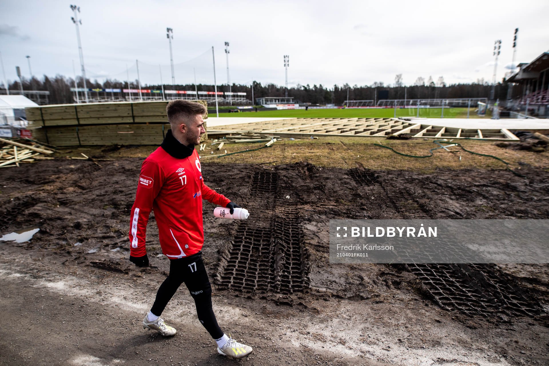 Degerfors IF Anton Kralj kikar ut över ett stora valla som