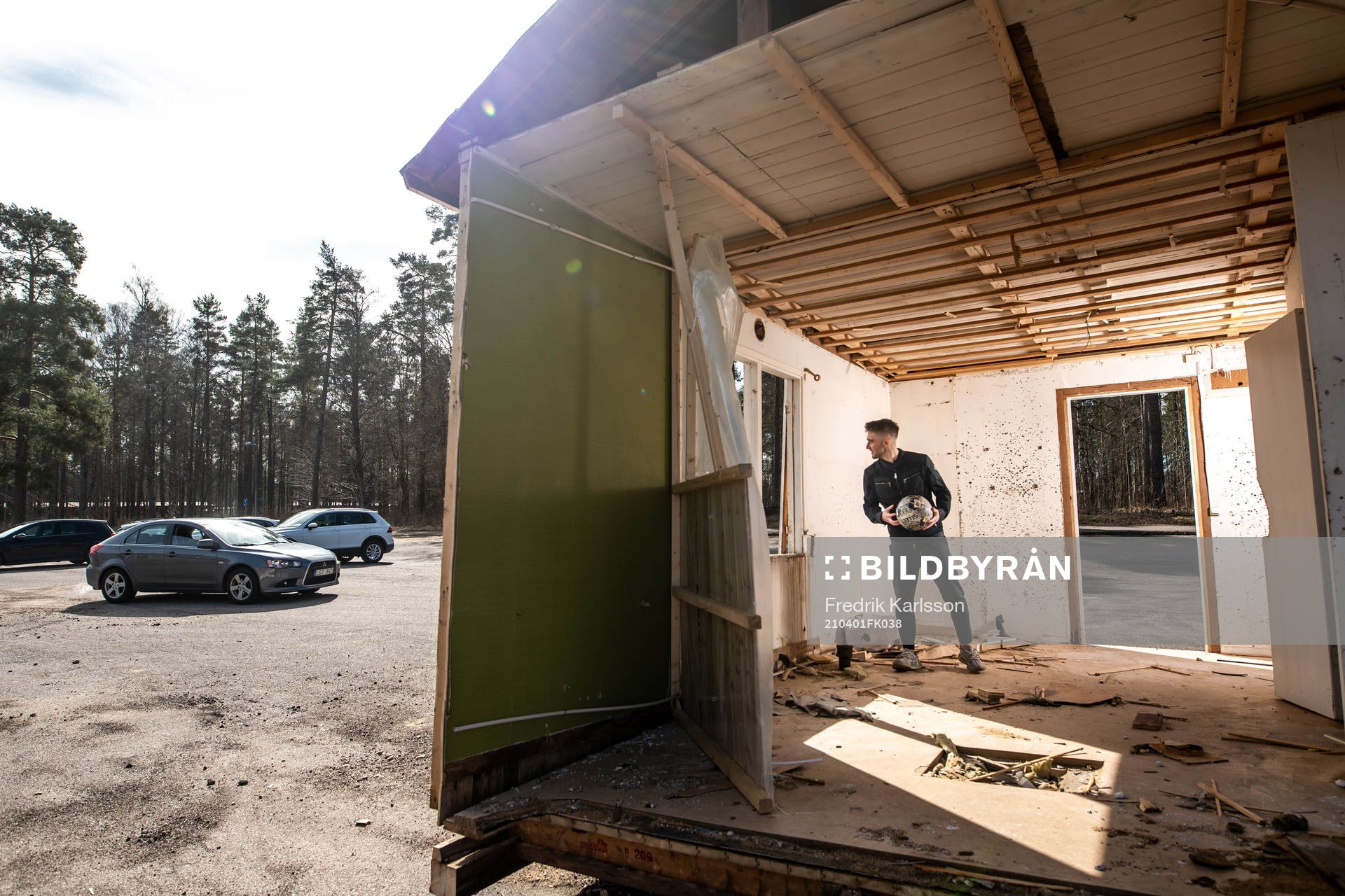 Degerfors IF Anton Kralj i det före detta personalutrymmet som rivits och ersatts med nybyggt. Lagkamrater tutar och har roligt åt fotograferingen efter träningen den 1 april 2021 i Degerfors.