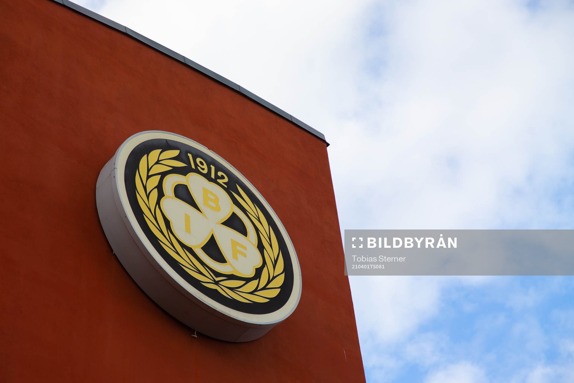 Brynäs logga på Monitor ERP arenas fasad