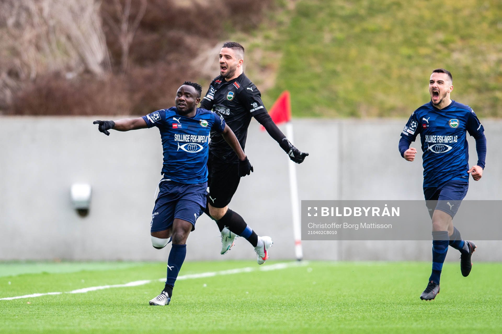Österlens målvakt Zakaria Abdulrazek, målvakt Festim Bytyqi och Granit Sherifi jublar efter 0-1 under fotbollsmatchen i Division 1 södra mellan Lunds BK och Österlen den 2 april 2021 i Lund.