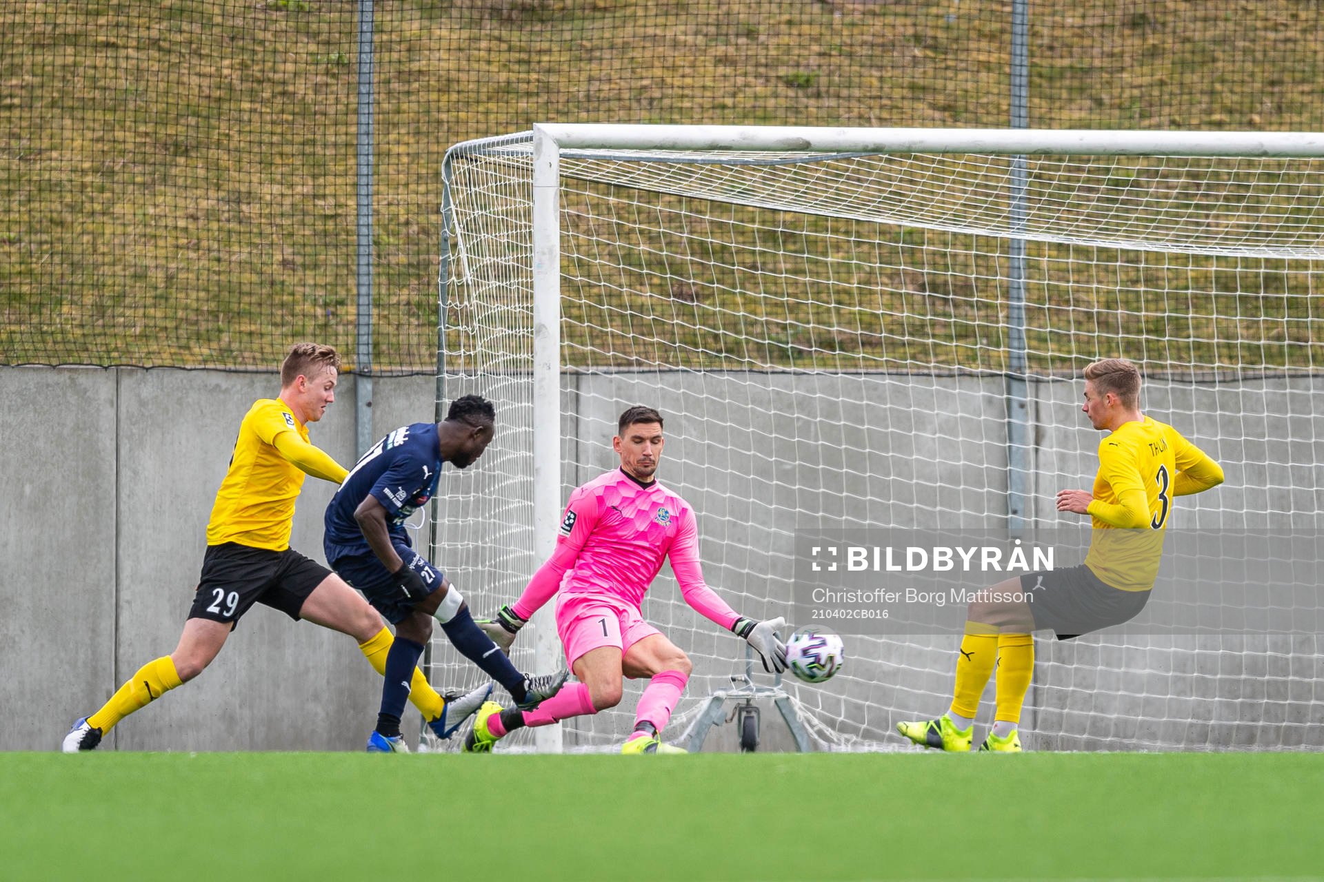 Österlens Edafe Egbedi  gör 0-1 bakom Lunds målvakt Emir