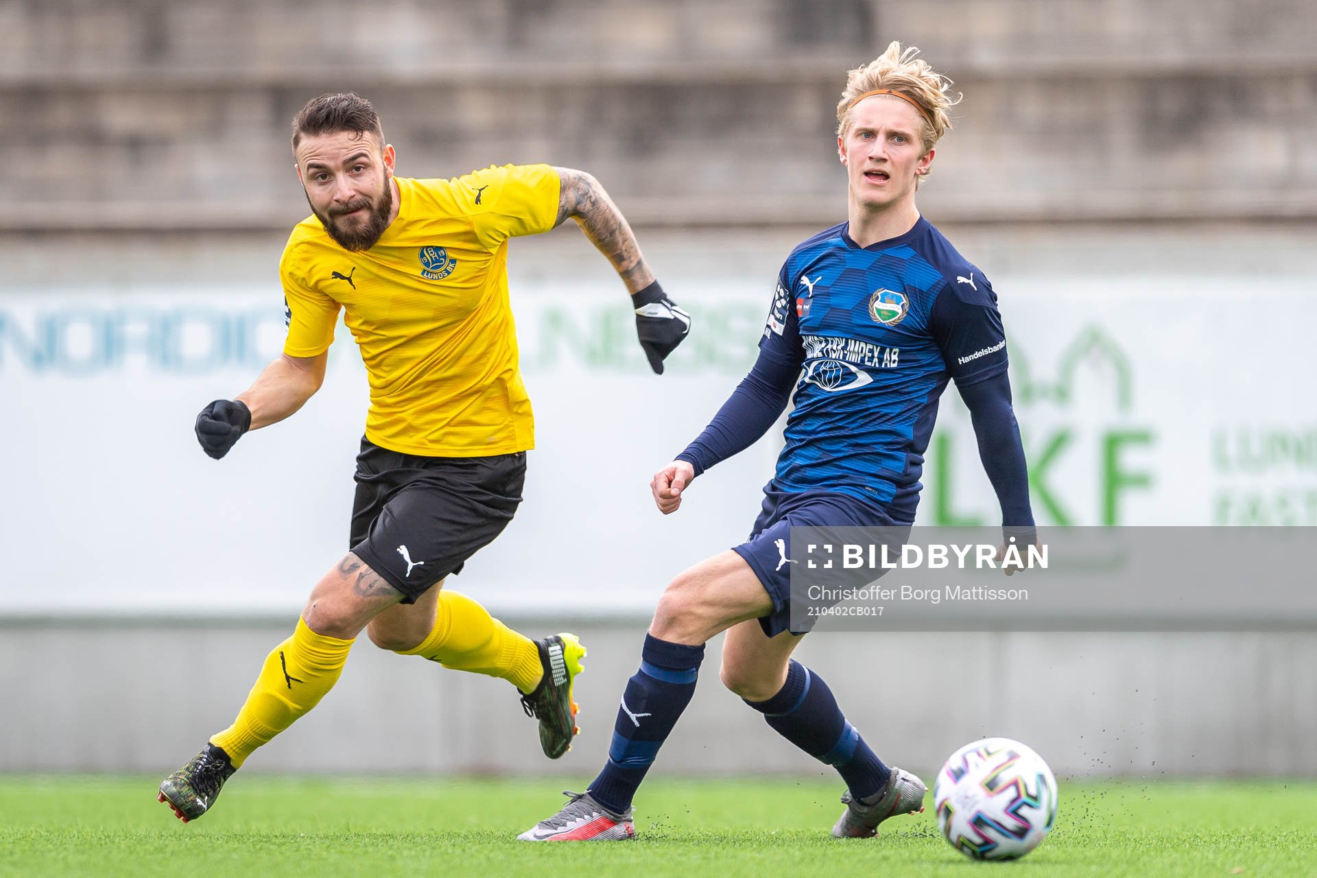 Lunds Filip Pivkovski mot Österlens Victor Blixt under fotbollsmatchen i Division 1 södra mellan Lunds BK och Österlen den 2 april 2021 i Lund.