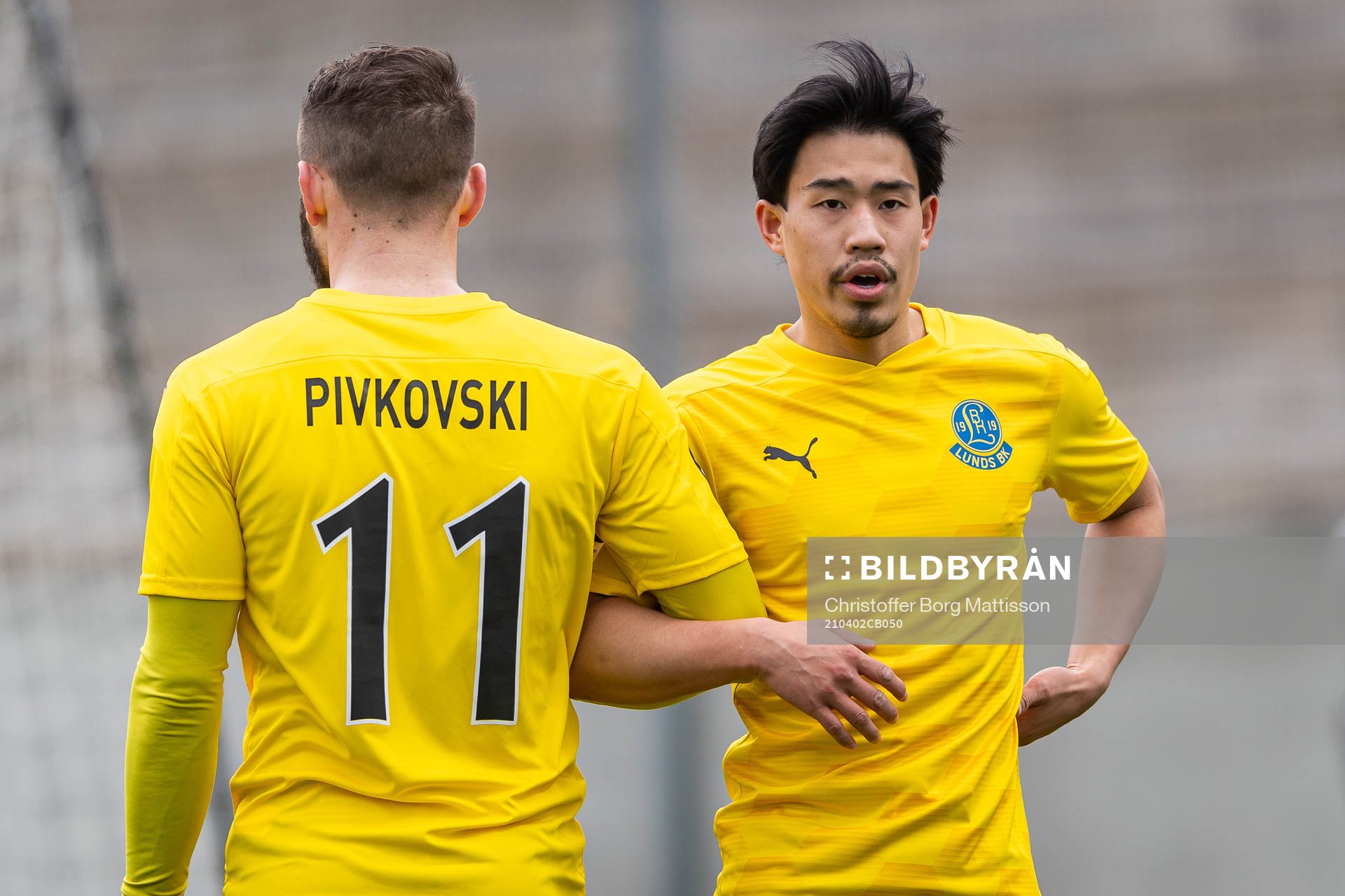 Lunds Filip Pivkovski och Eddie Tran bildar mur under fotbollsmatchen i Division 1 södra mellan Lunds BK och Österlen den 2 april 2021 i Lund.