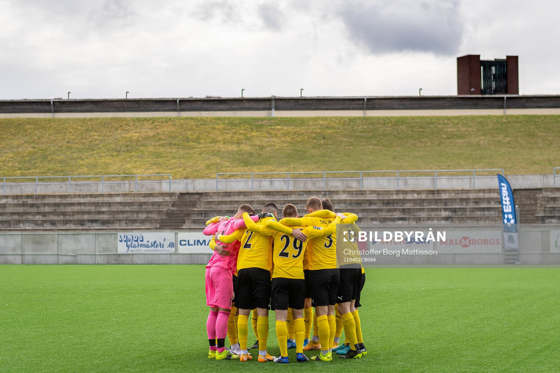 Lunds spelare samlas inför fotbollsmatchen i Division 1 södra mellan Lunds BK och Österlen den 2 april 2021 i Lund. 