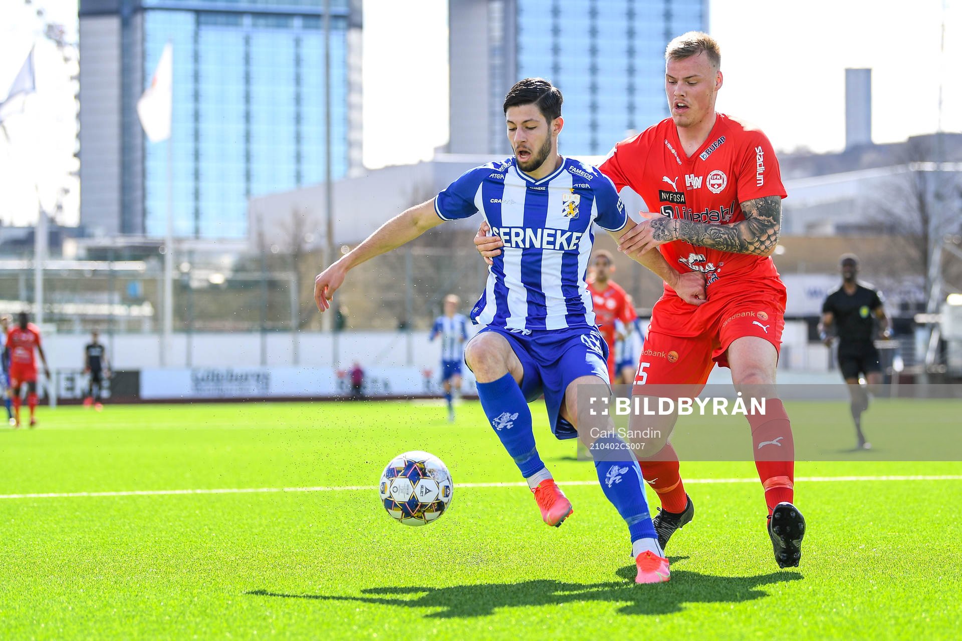 IFK Göteborgs Kevin Yakob och Värnamos Victor Eriksson