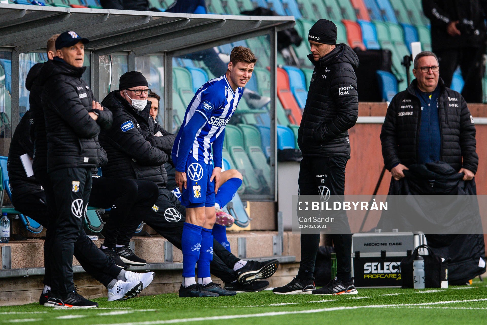 IFK Göteborgs Gustaf Norlin tar sig för låren vid byte