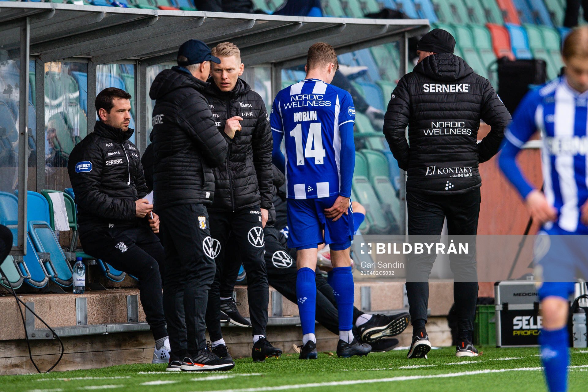 IFK Göteborgs Gustaf Norlin tar sig för låren vid byte