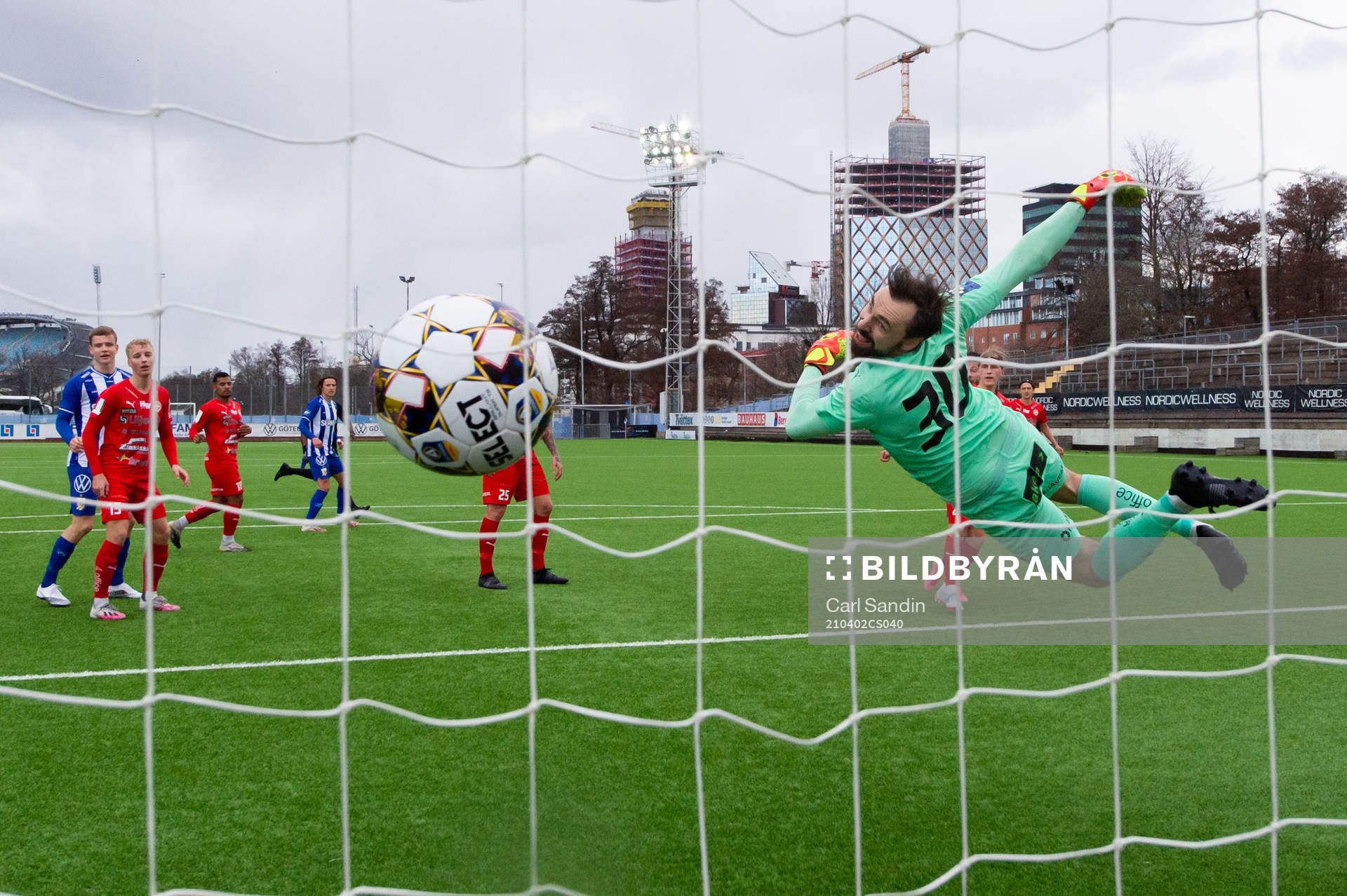 IFK Göteborgs Kevin Yakob nickar bollen till 2-3 bakom