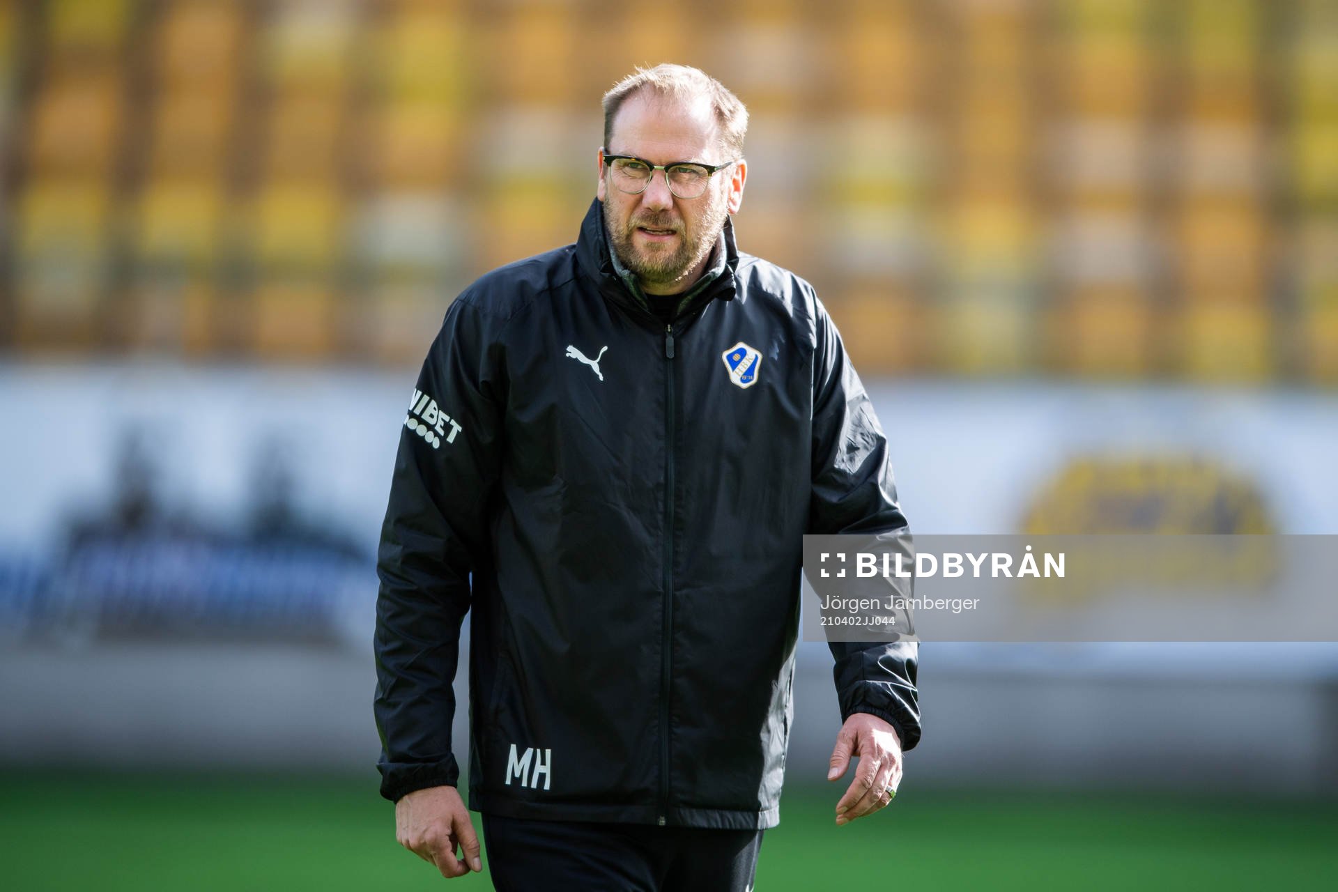 Halmstads tränare Magnus Haglund under träningsmatchen i fotboll mellan Elfsborg och Halmstad den 2 april 2021 i Borås. 