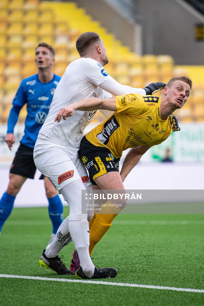Halmstads målvakt Malkolm Nilsson Säfqvist trampar snett