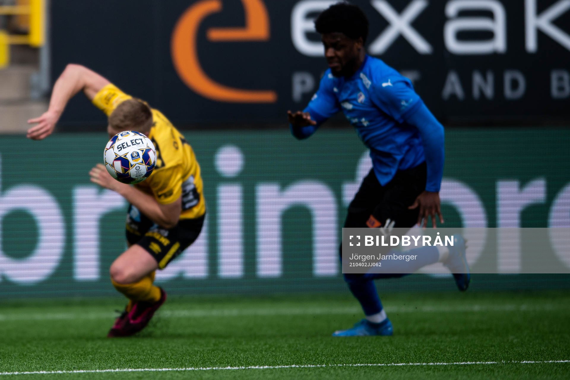En matchboll med spelare i bakgrunden