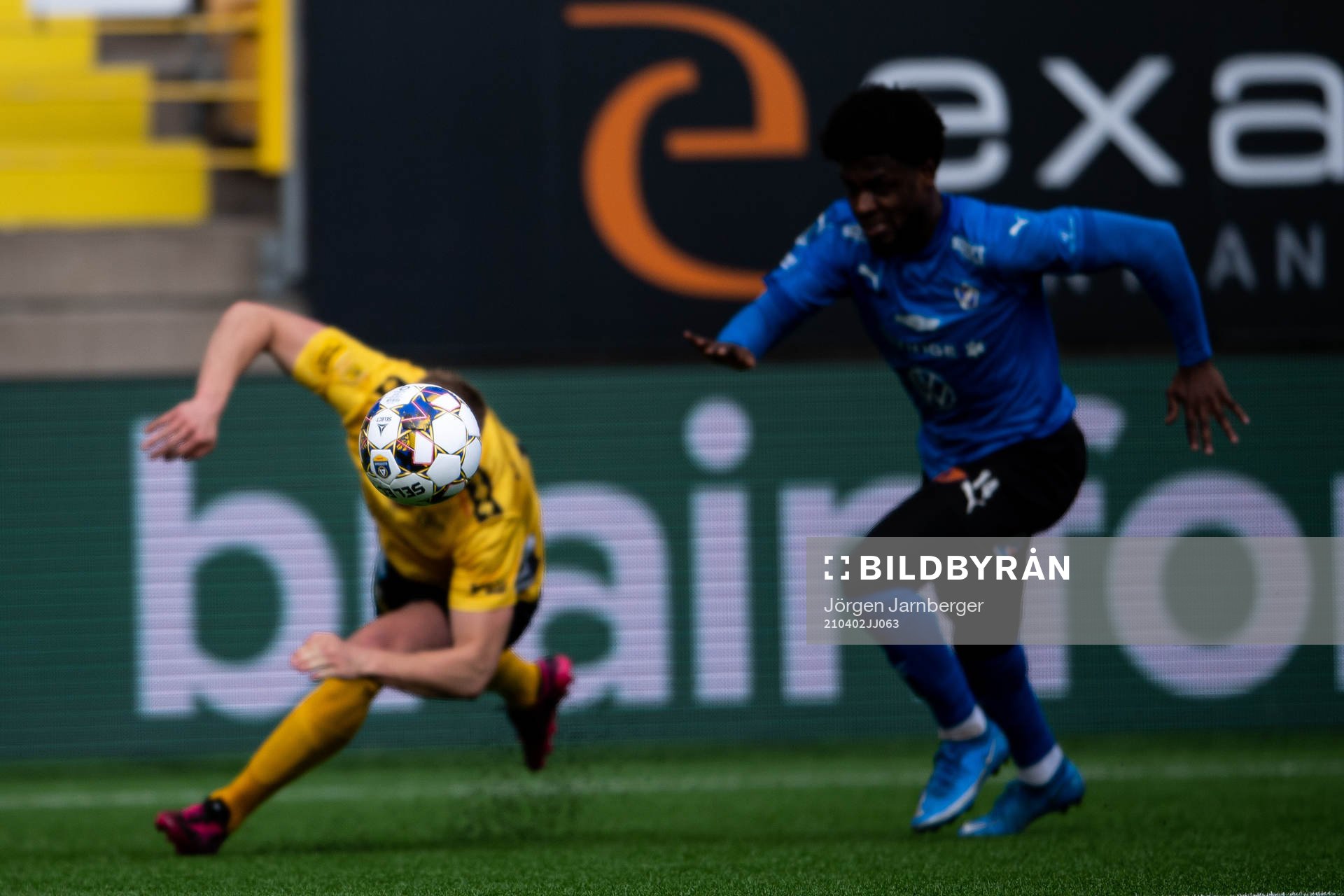 En matchboll med spelare i bakgrunden