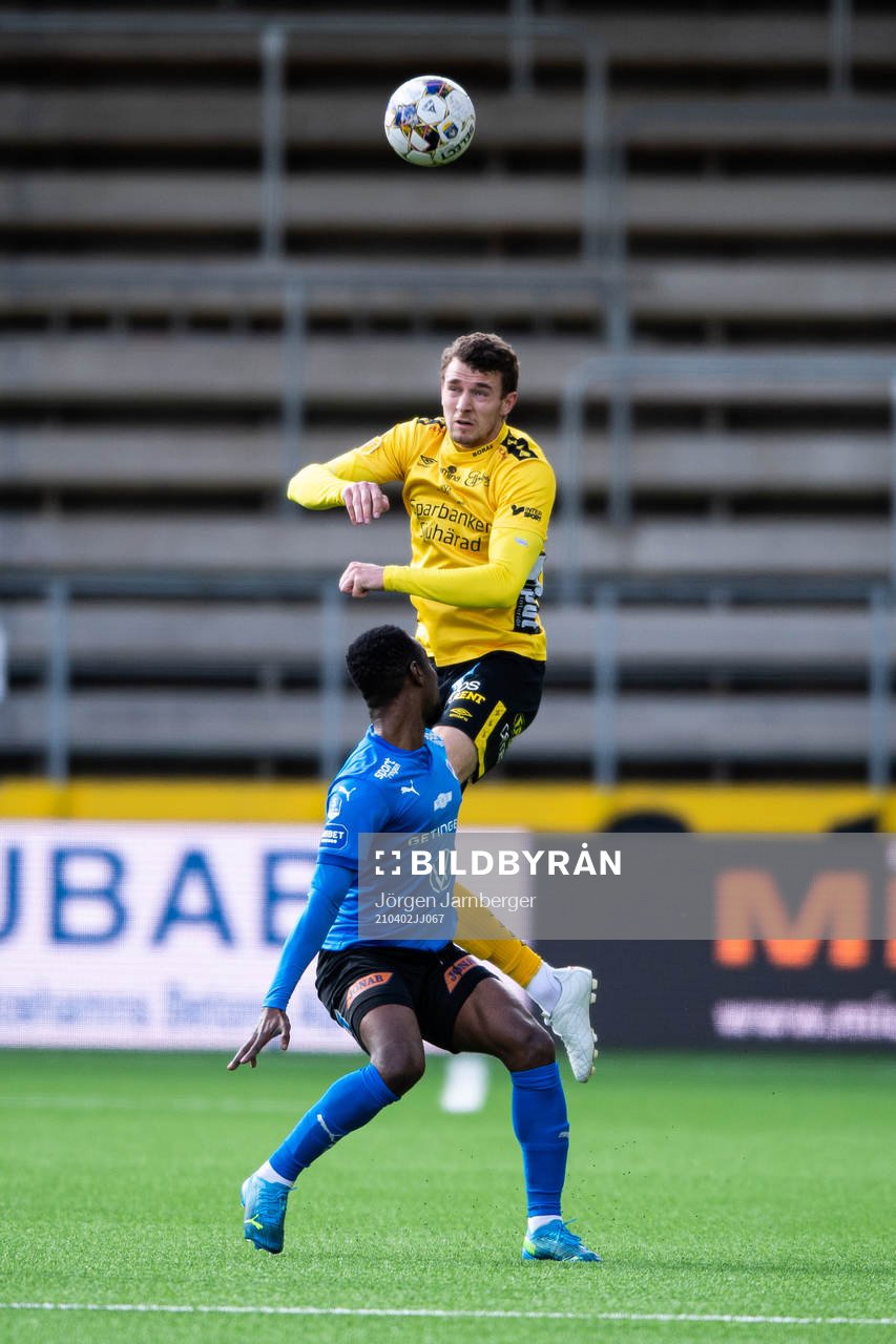 Elfsborgs Christopher McVey och Halmstads Sadat Karim