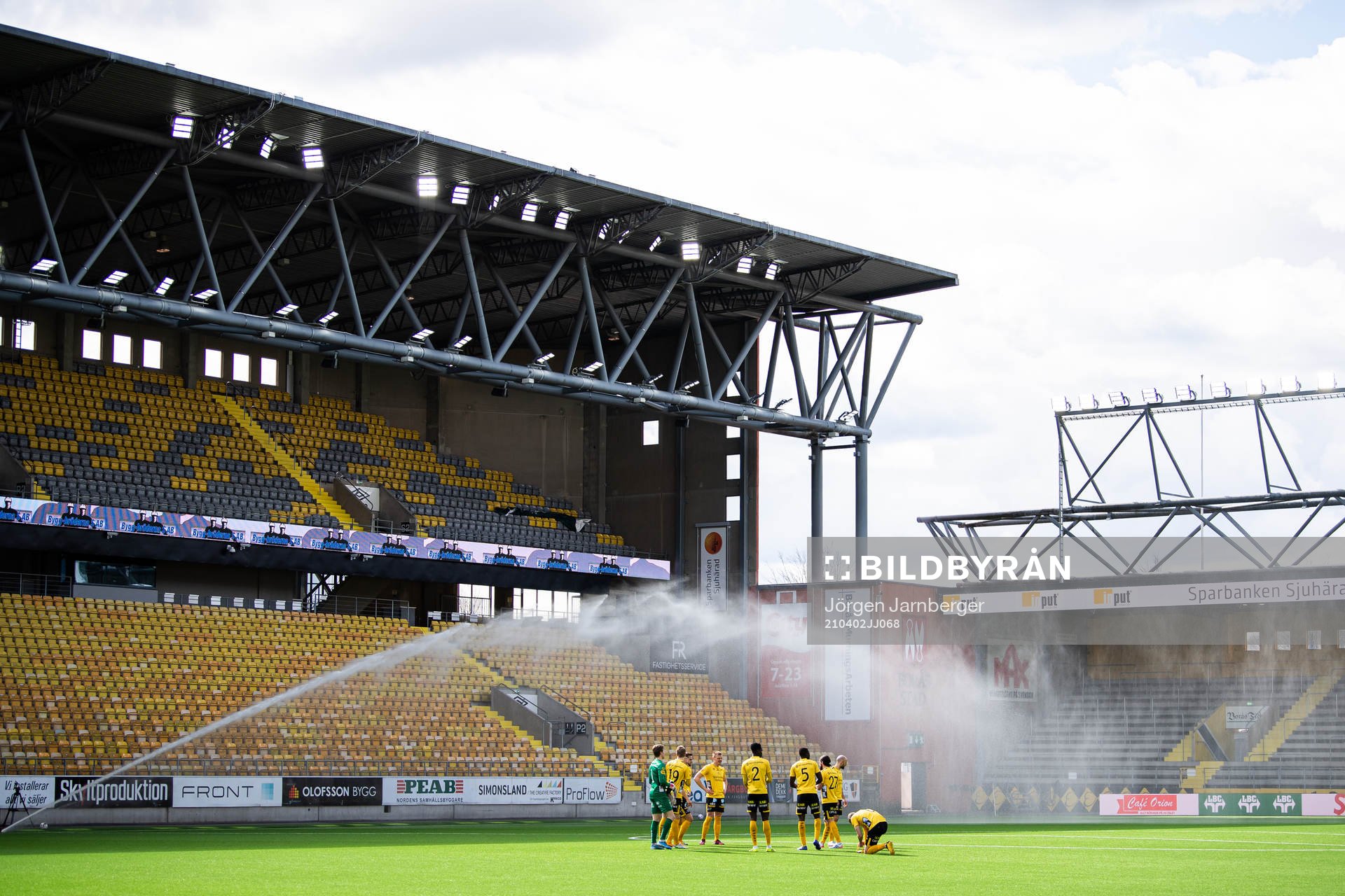Elfsborgs spelare väntar på matchstart medans vattning